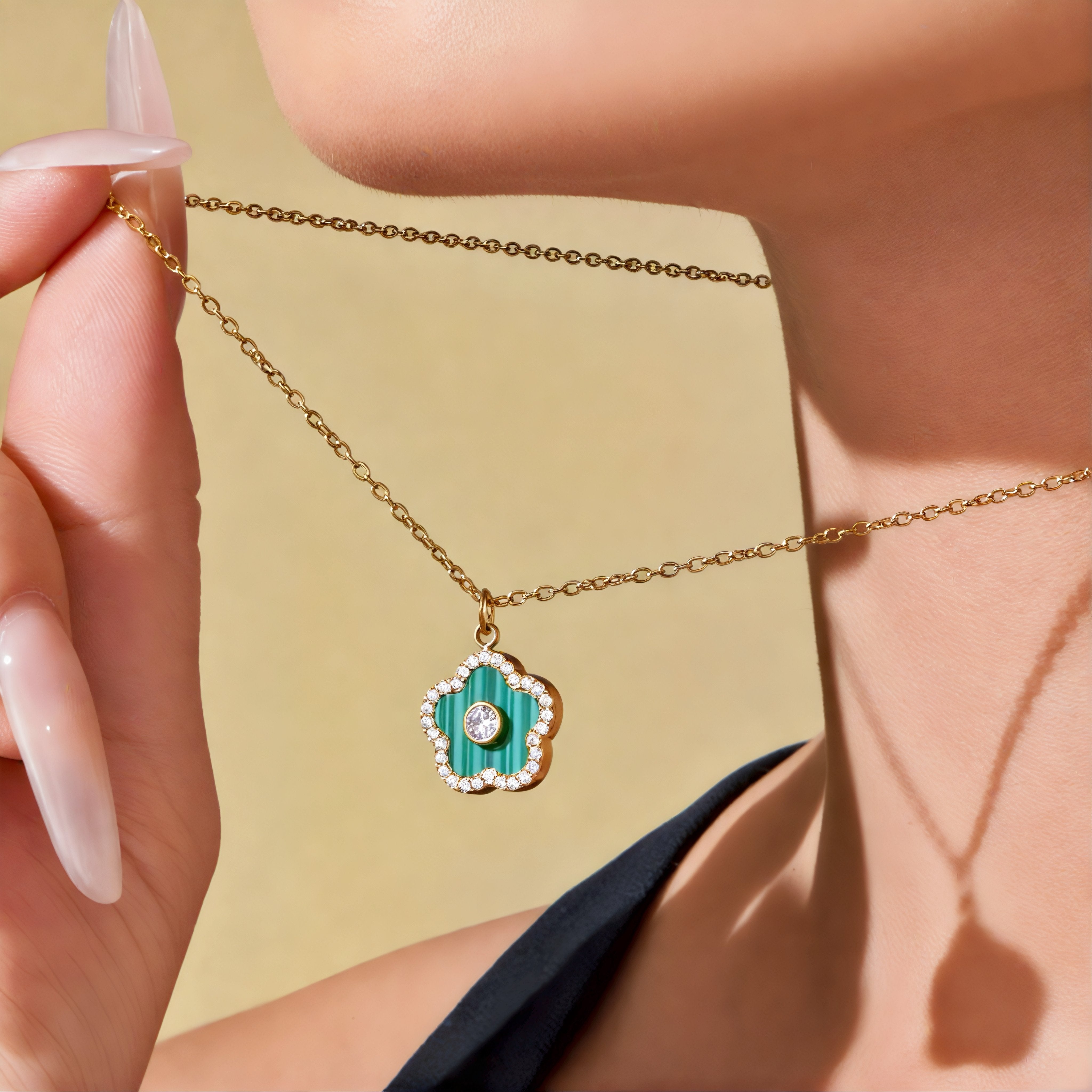 Collier pendentif fleur pour femme, avec zircon et agate, en acier inoxydable