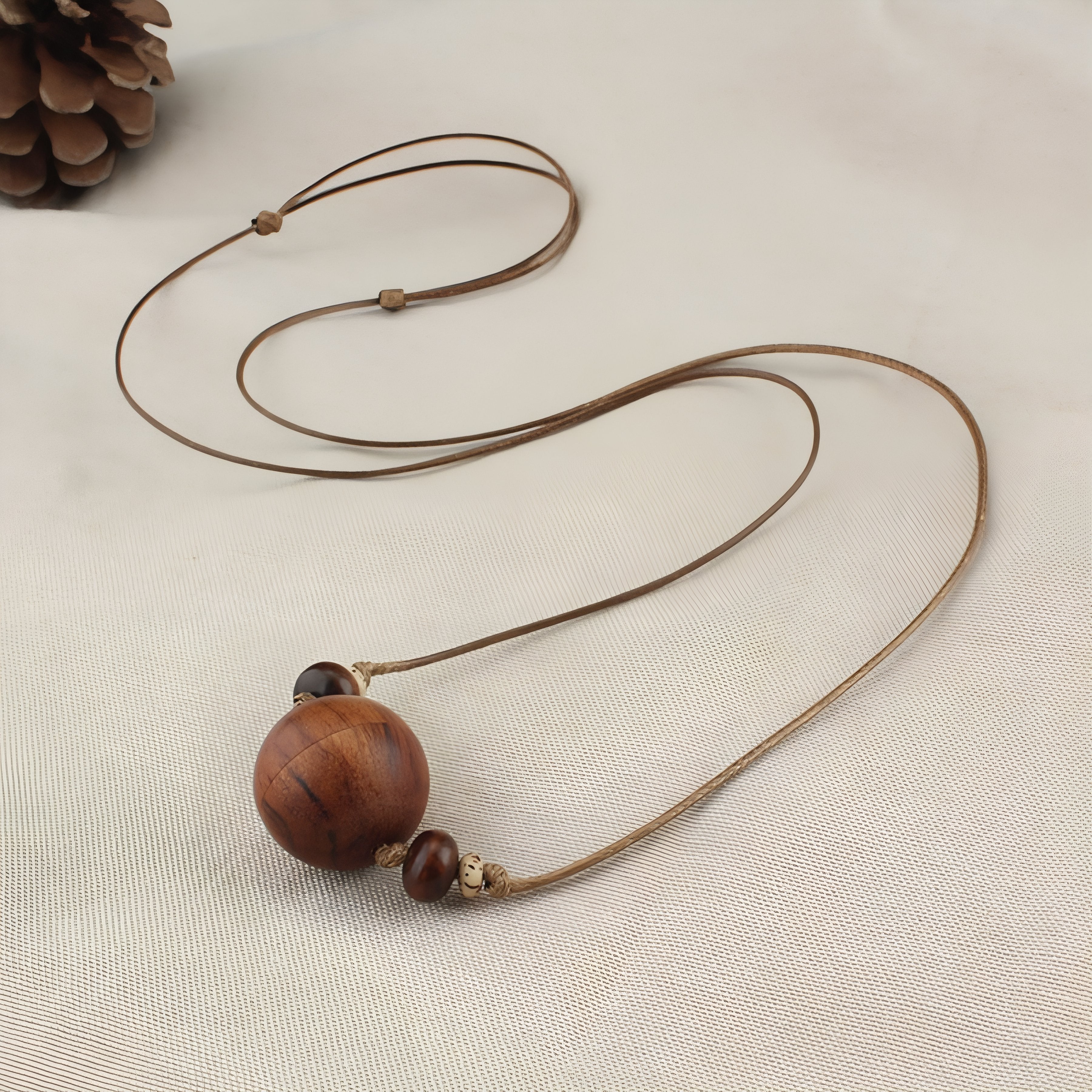 Collier en bois de santal naturel, avec pendentif boîte à encens ouvrable entouré de perles de bois, cordon réglable