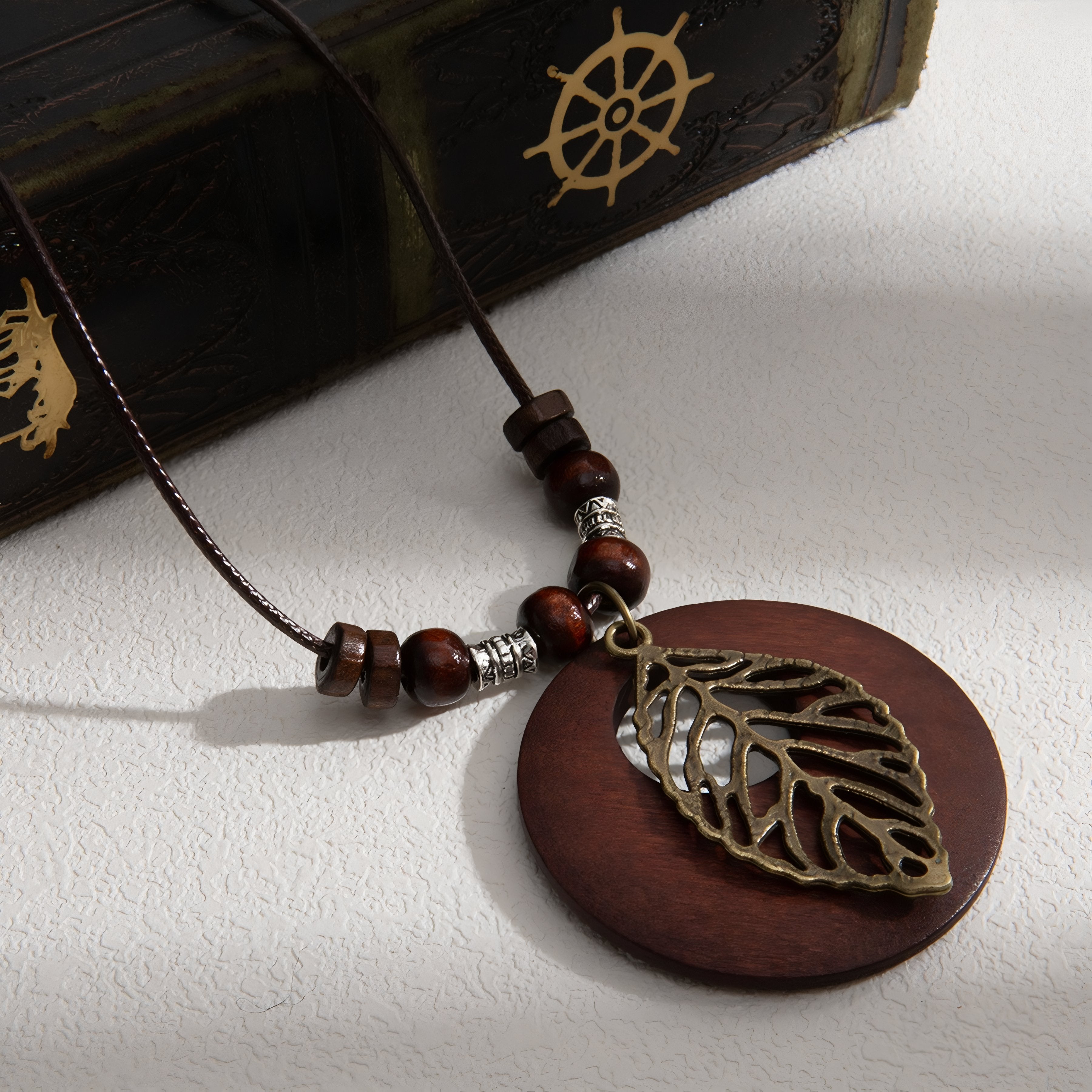 Collier en bois pour femme, avec pendentif rond et feuille ajourée, en alliage métallique, style bohème