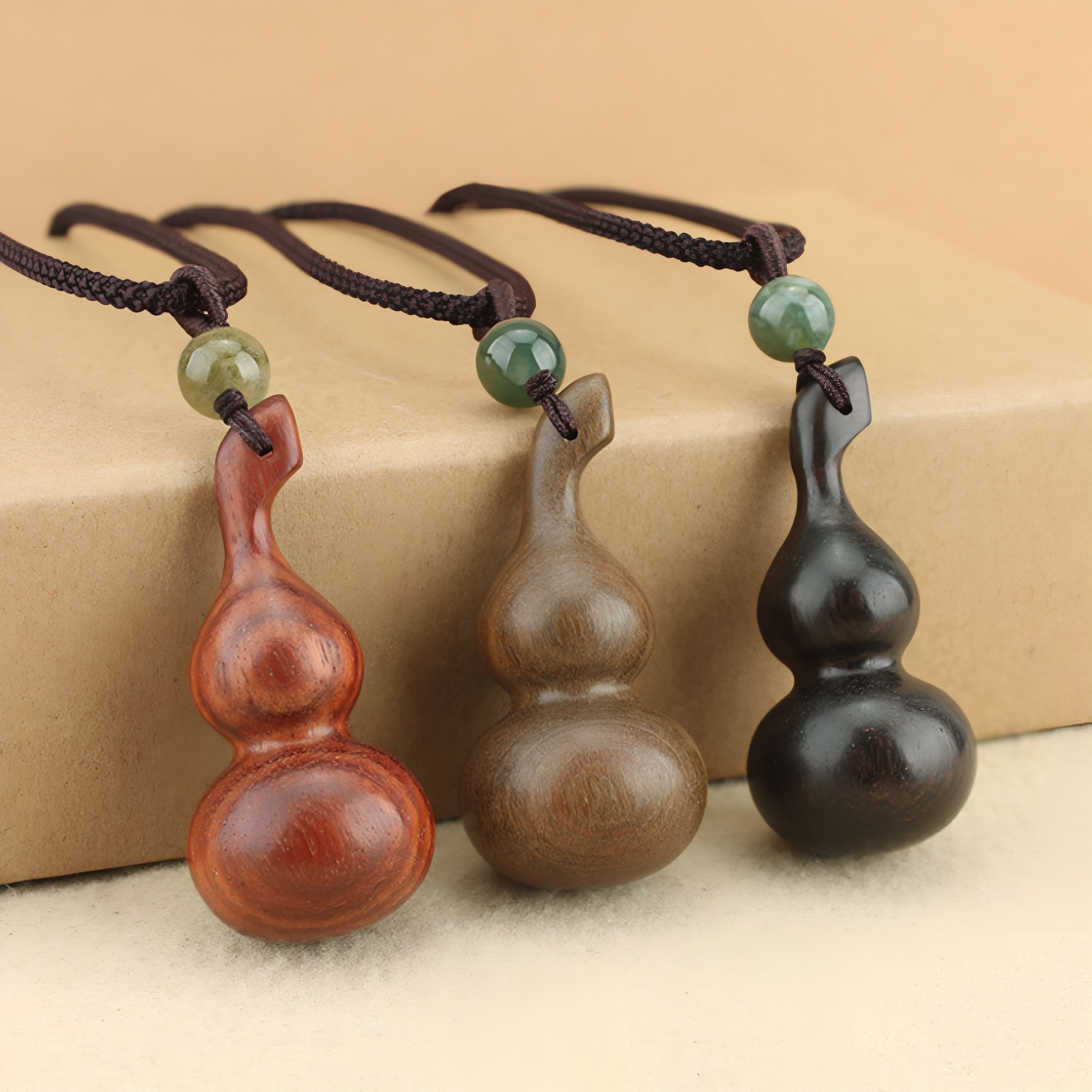 Collier en bois de santal naturel, pendentif gourde avec pierre en agate verte, cordon ajustable