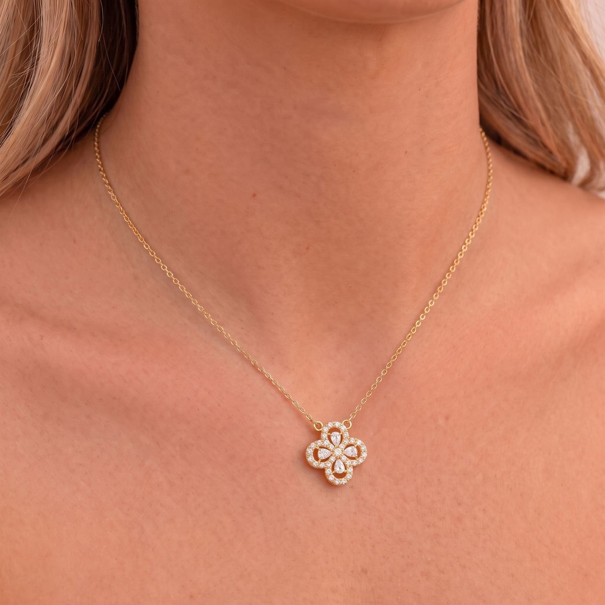 Collier trèfle pour femme, en acier titane, avec cristaux scintillants