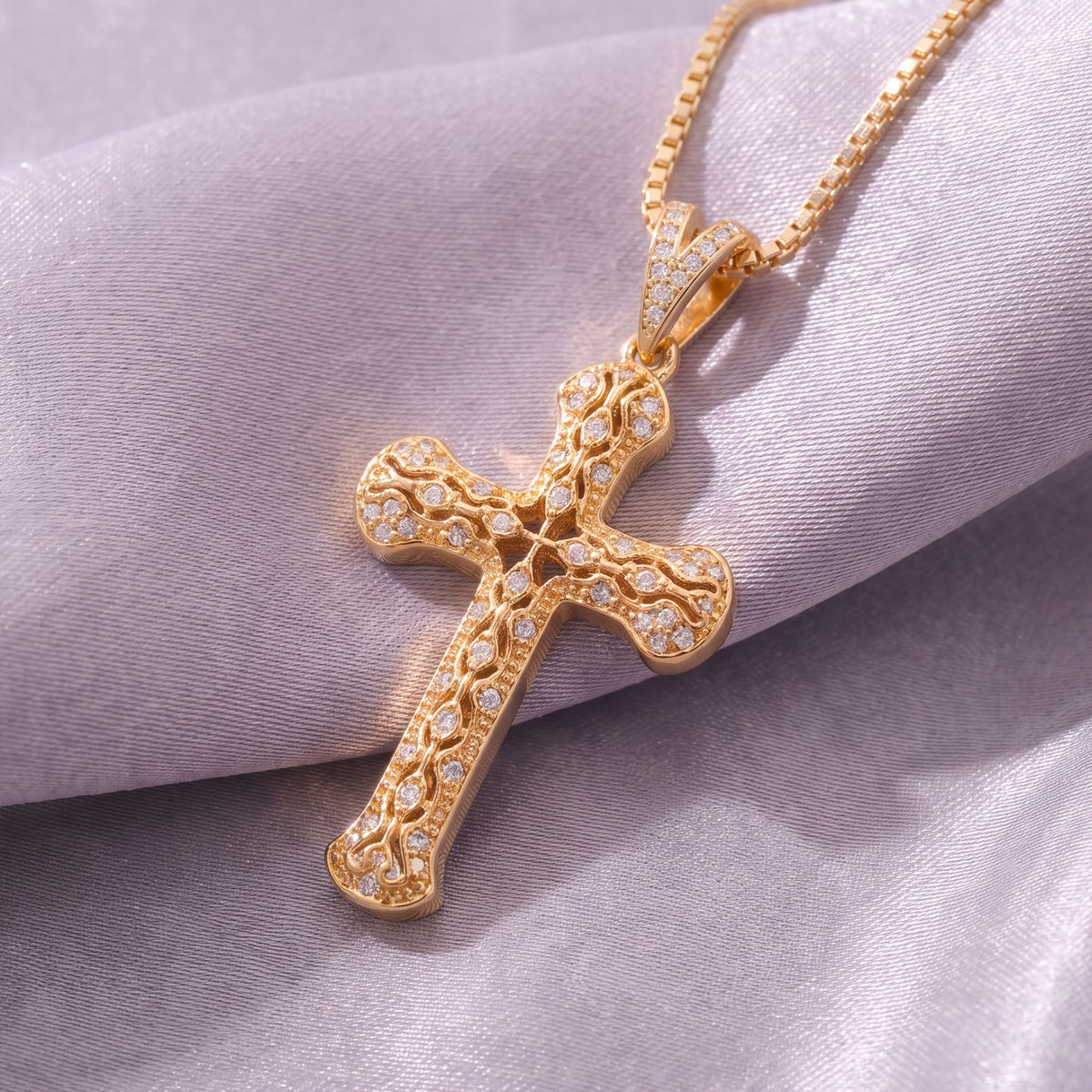 Collana con croce barocca da donna, in acciaio inossidabile dorato, pendente traforato incastonato con pietre bianche in stile ornamentale