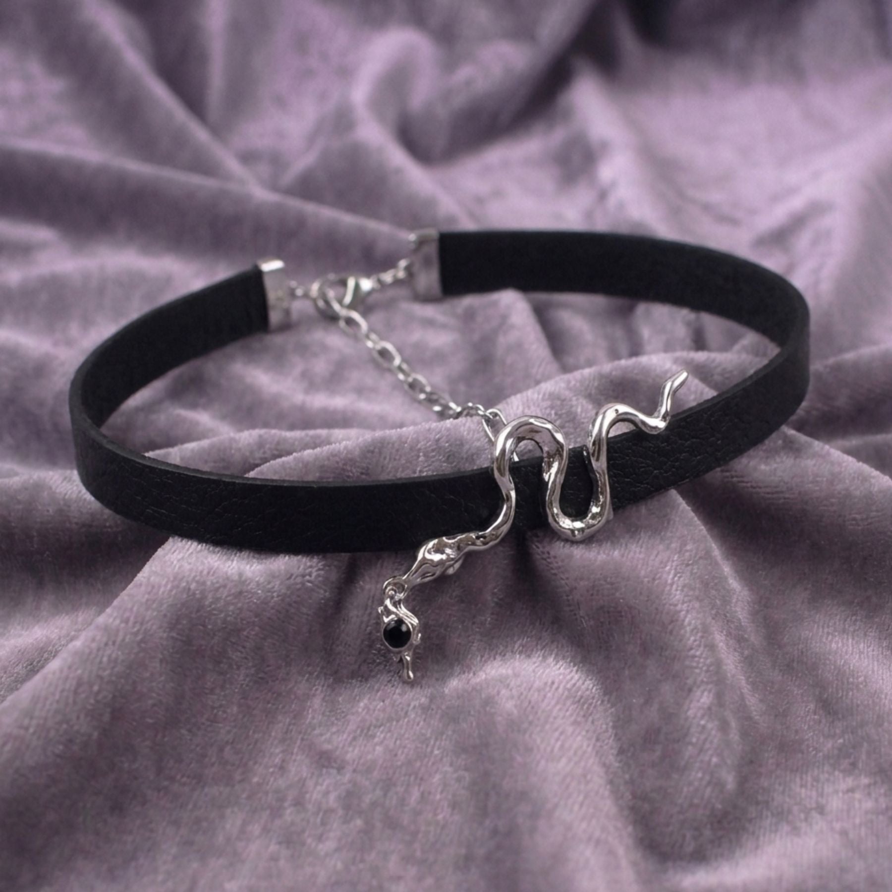 Dámský gotický choker s hadem z černé imitace kůže