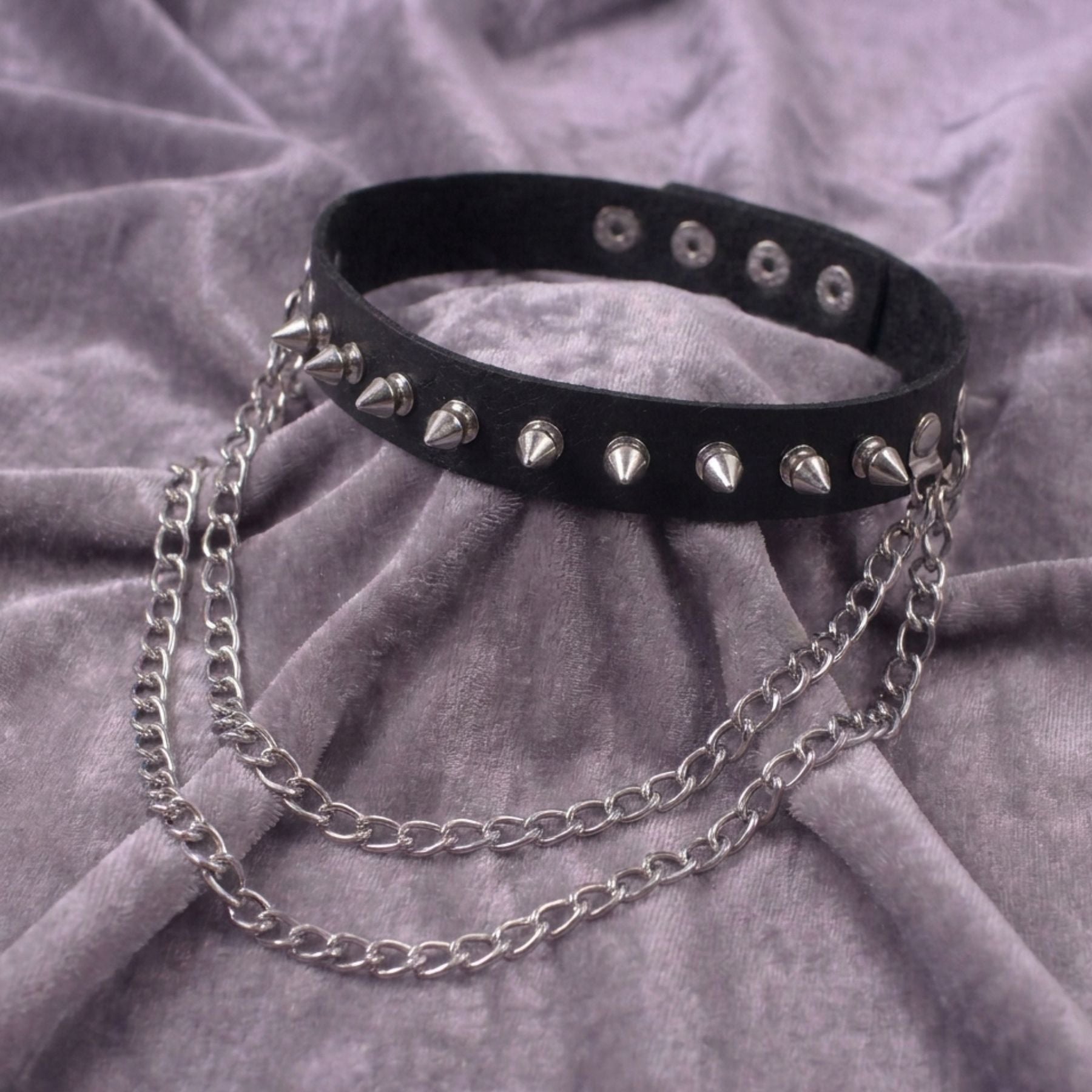 Collier ras de cou gothique pour femme, en simili cuir noir, avec double chaîne et clous coniques