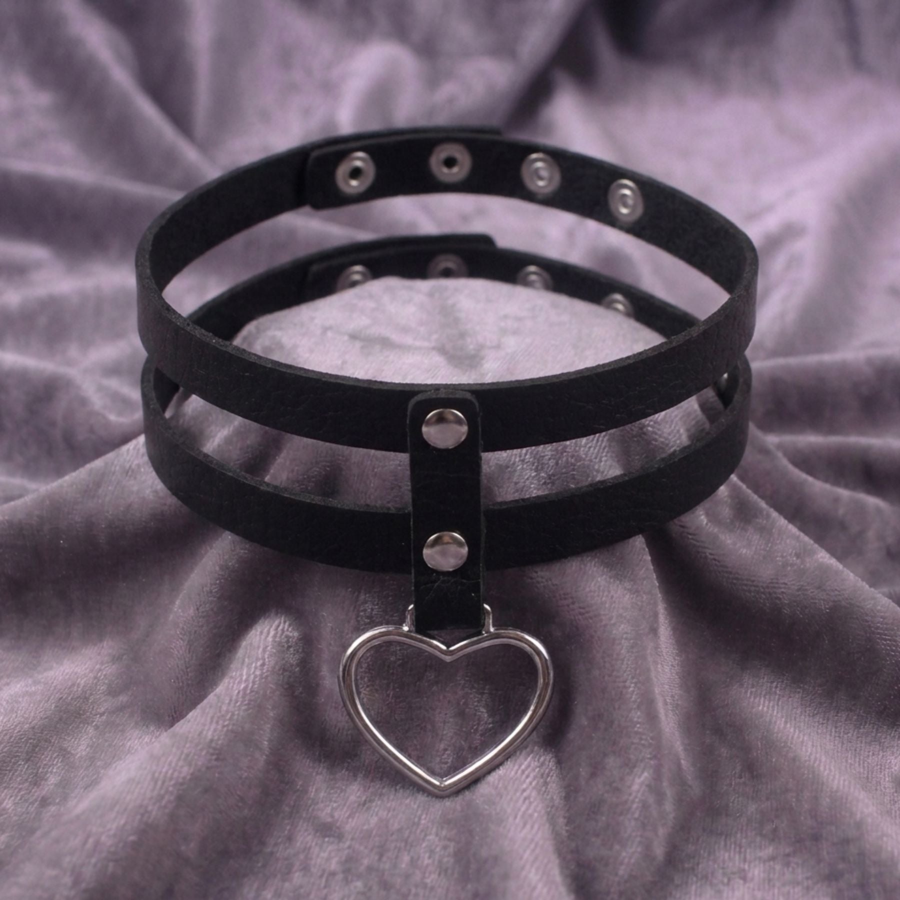 Gotický dámský choker z černé koženky s přívěskem ve tvaru srdce