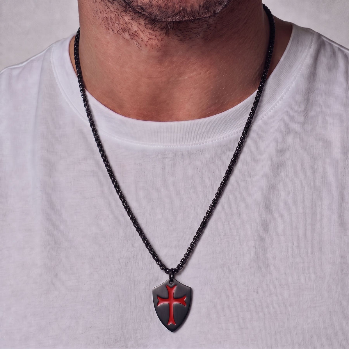 Collana da uomo con croce e scudo, in acciaio inossidabile, stile medievale