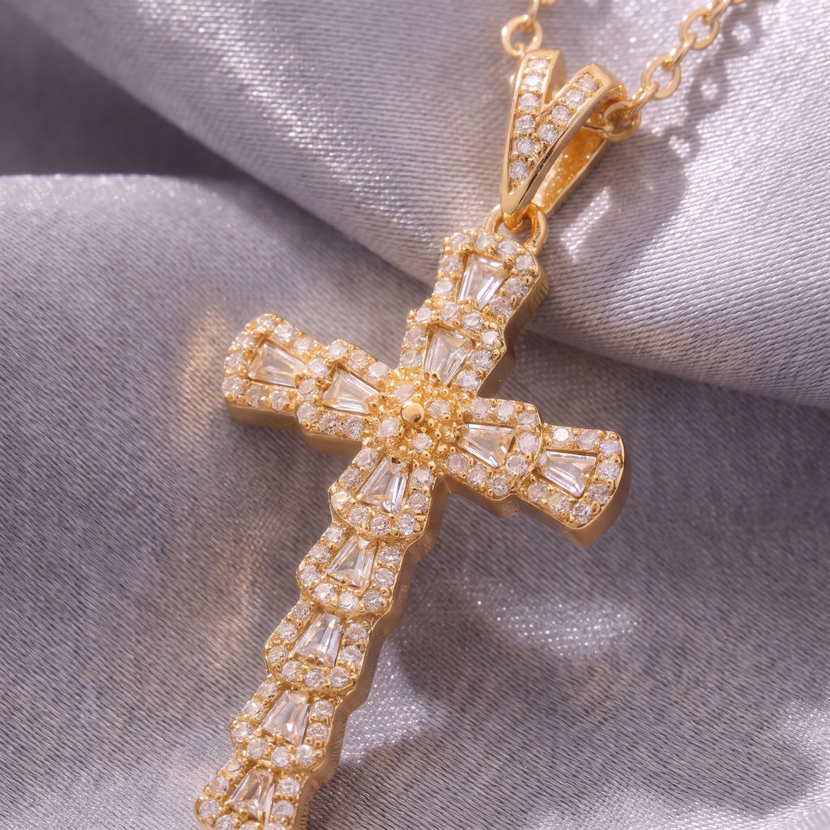 Christliche Kreuzkette für Damen, aus vergoldetem Edelstahl, Anhänger mit weißen Zirkonia pavébesetzt