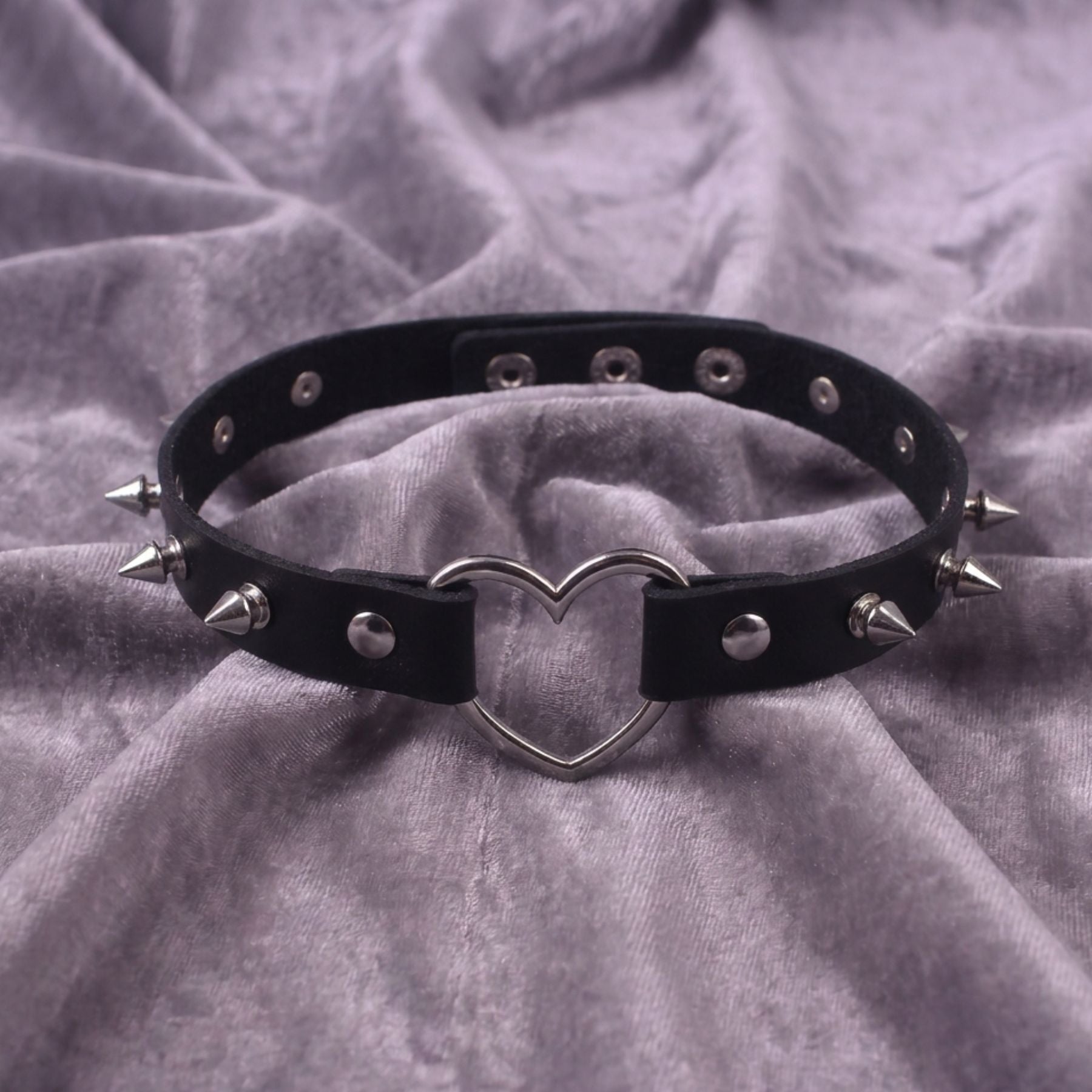 Girocollo gotico punk da donna, in similpelle nera, con ciondolo a cuore metallico e borchie argentate