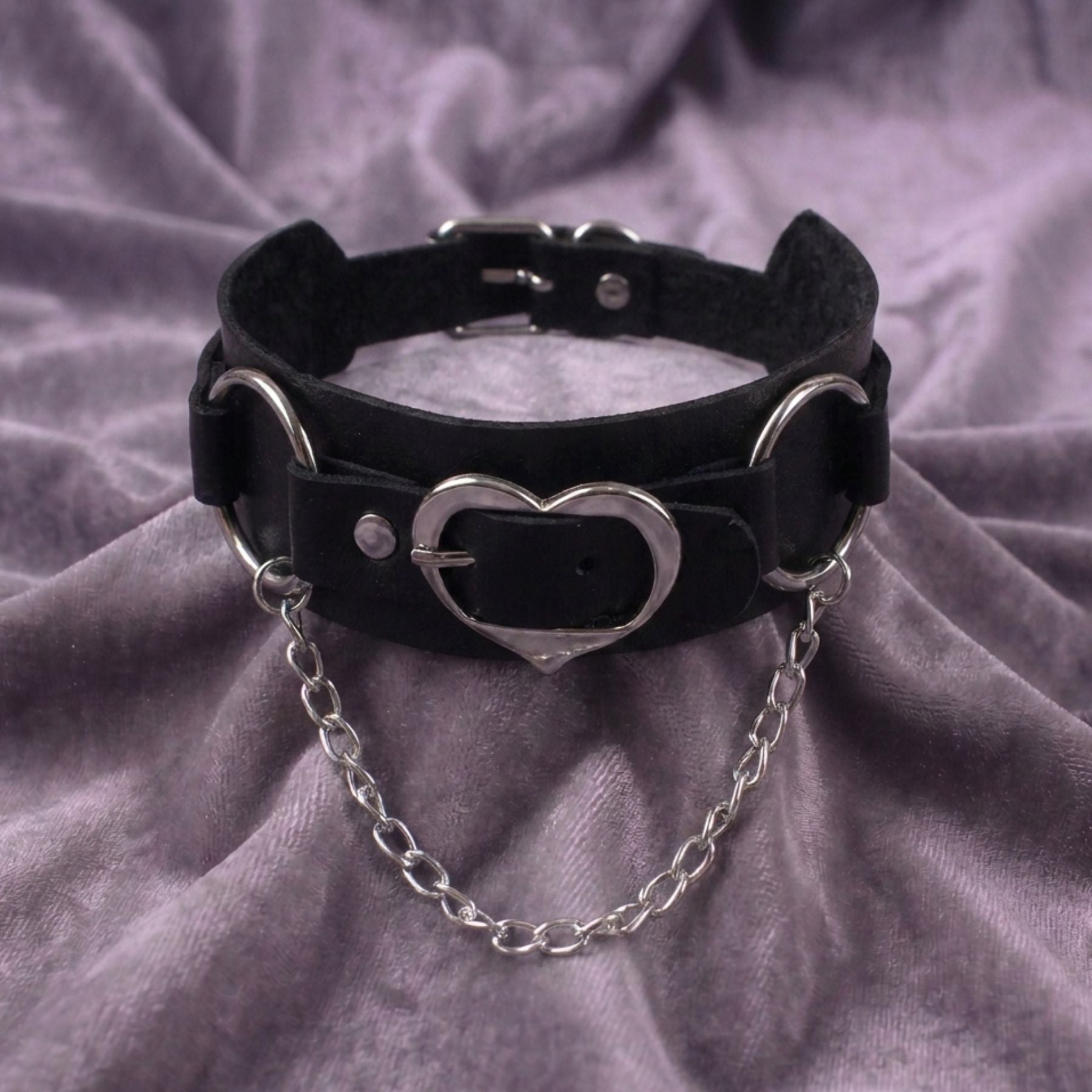 Gotický punkový dámský choker z černé imitace kůže s kovovým srdcem a stříbrným řetízkem
