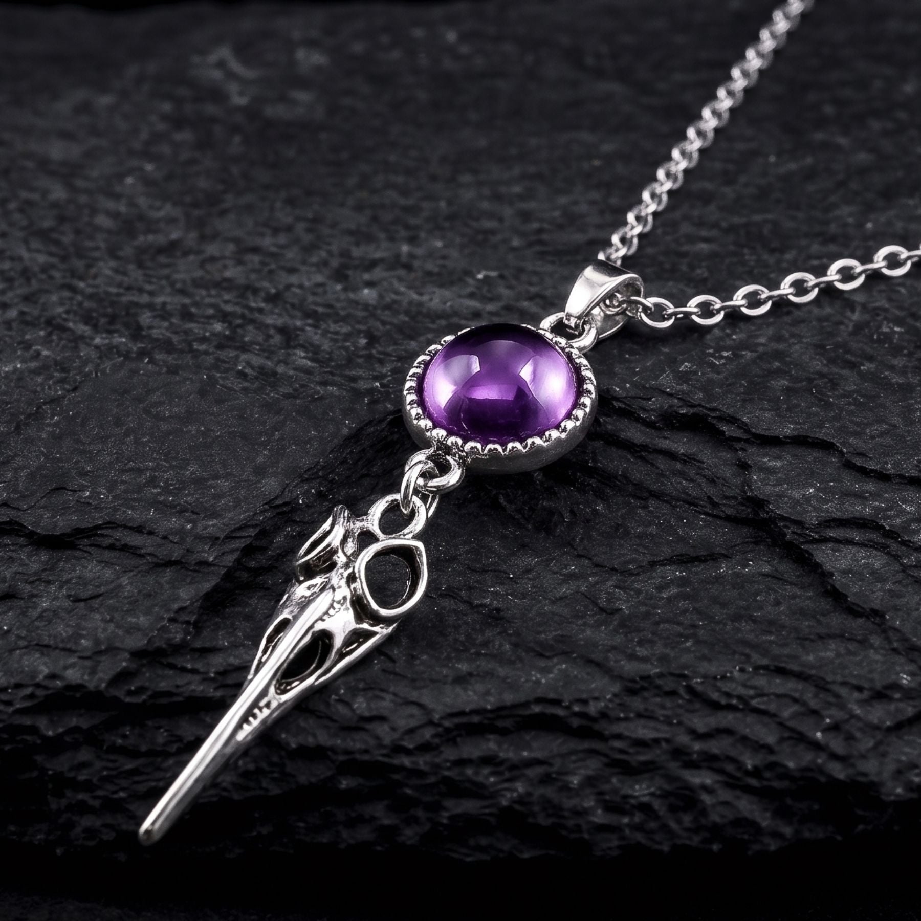 Damenhalskette mit Rabenschädel, aus silberfarbener Zinklegierung, mit violettem Kristall