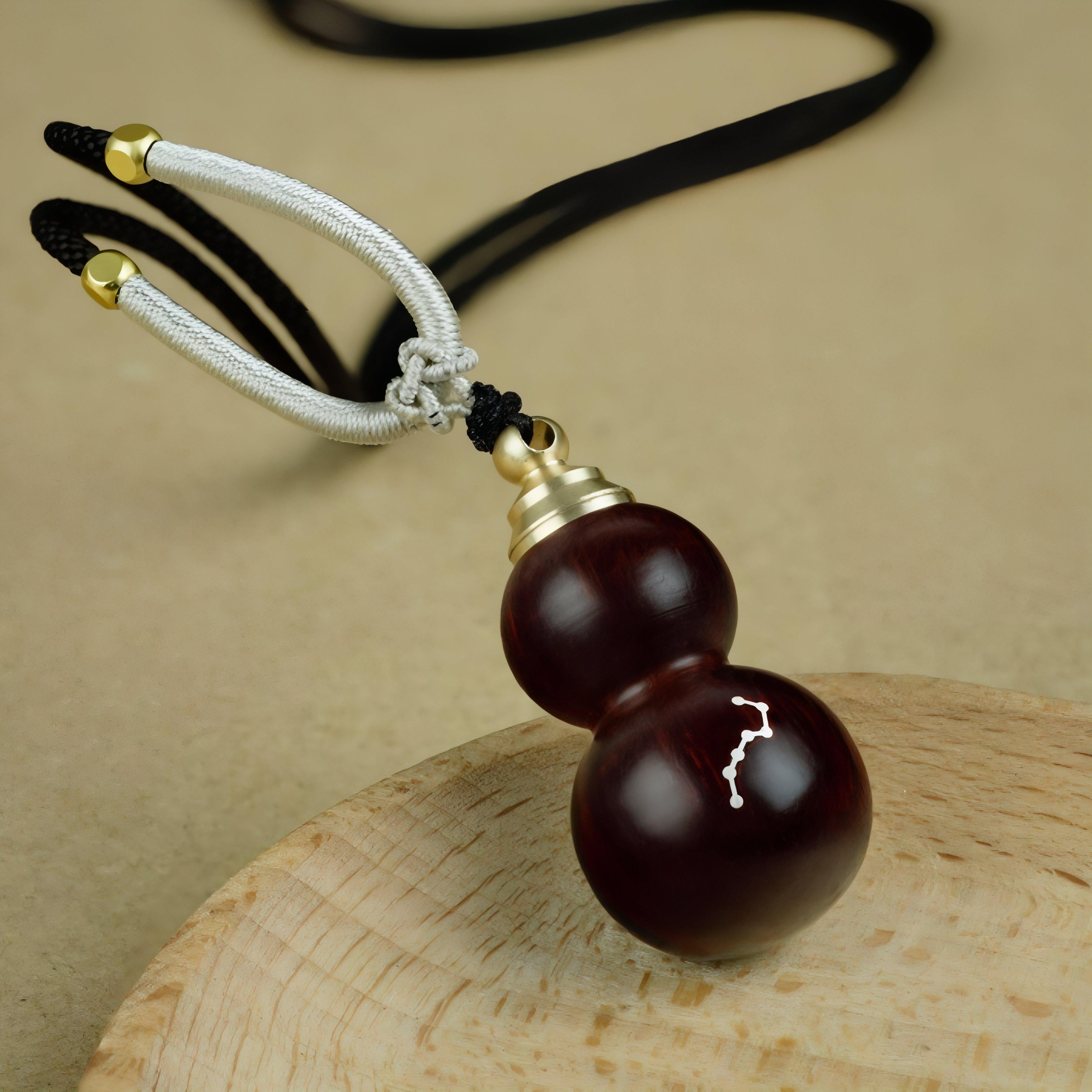 Collana in legno di sandalo, con pendente a borraccia intarsiato in argento, cordoncino regolabile