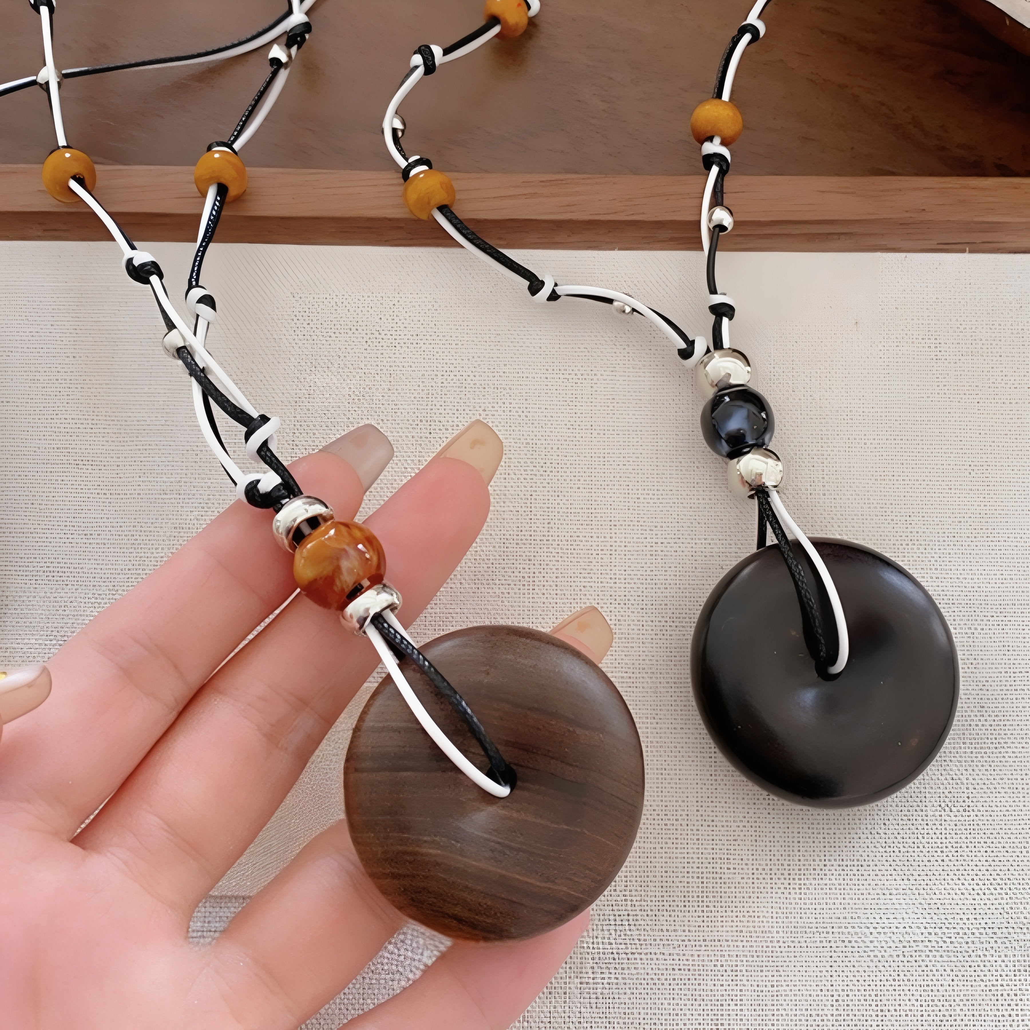 Collier en bois pour femme, avec perles, pendentif géométrique rétro et résine, cordon ajustable