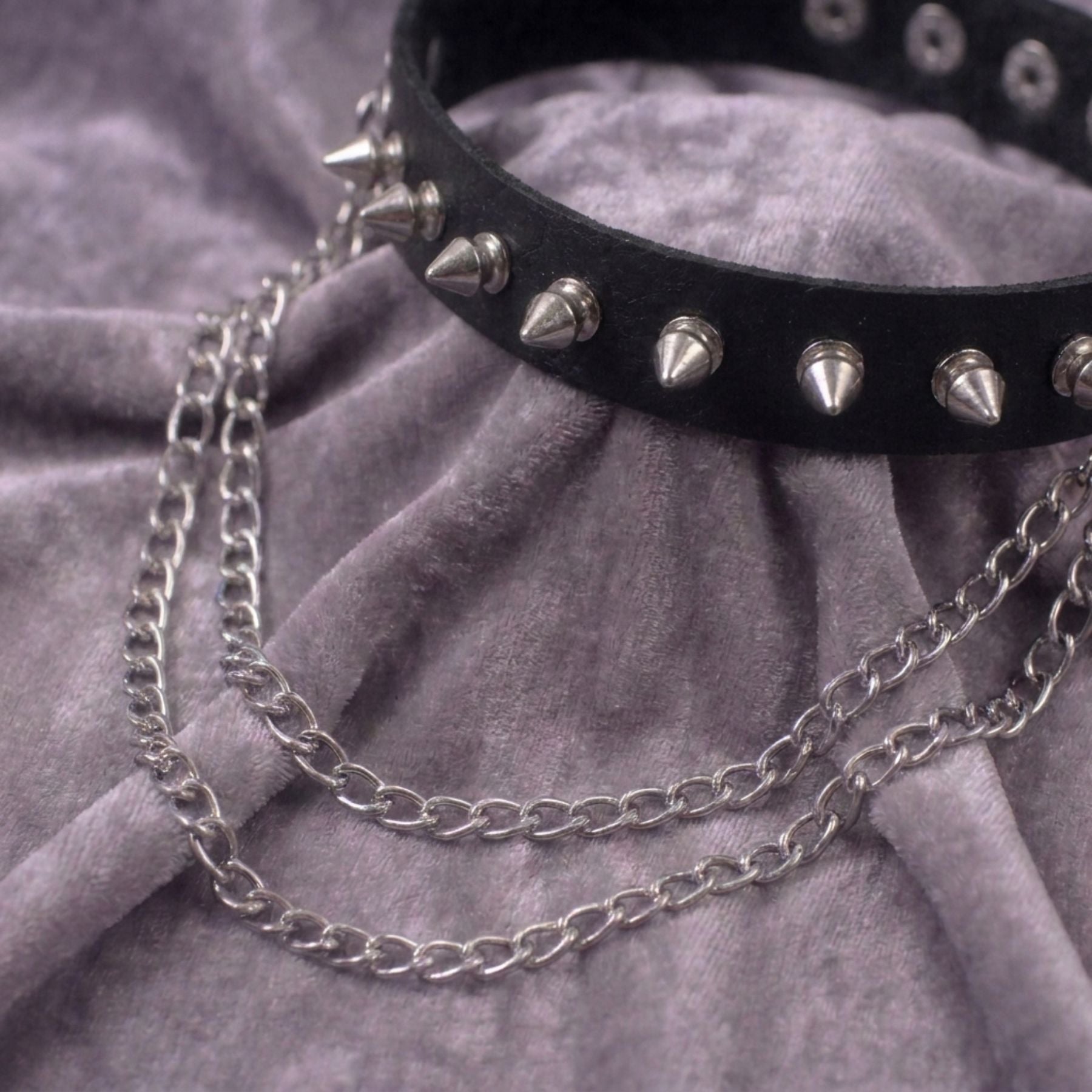 Collier ras de cou gothique pour femme, en simili cuir noir, avec double chaîne et clous coniques