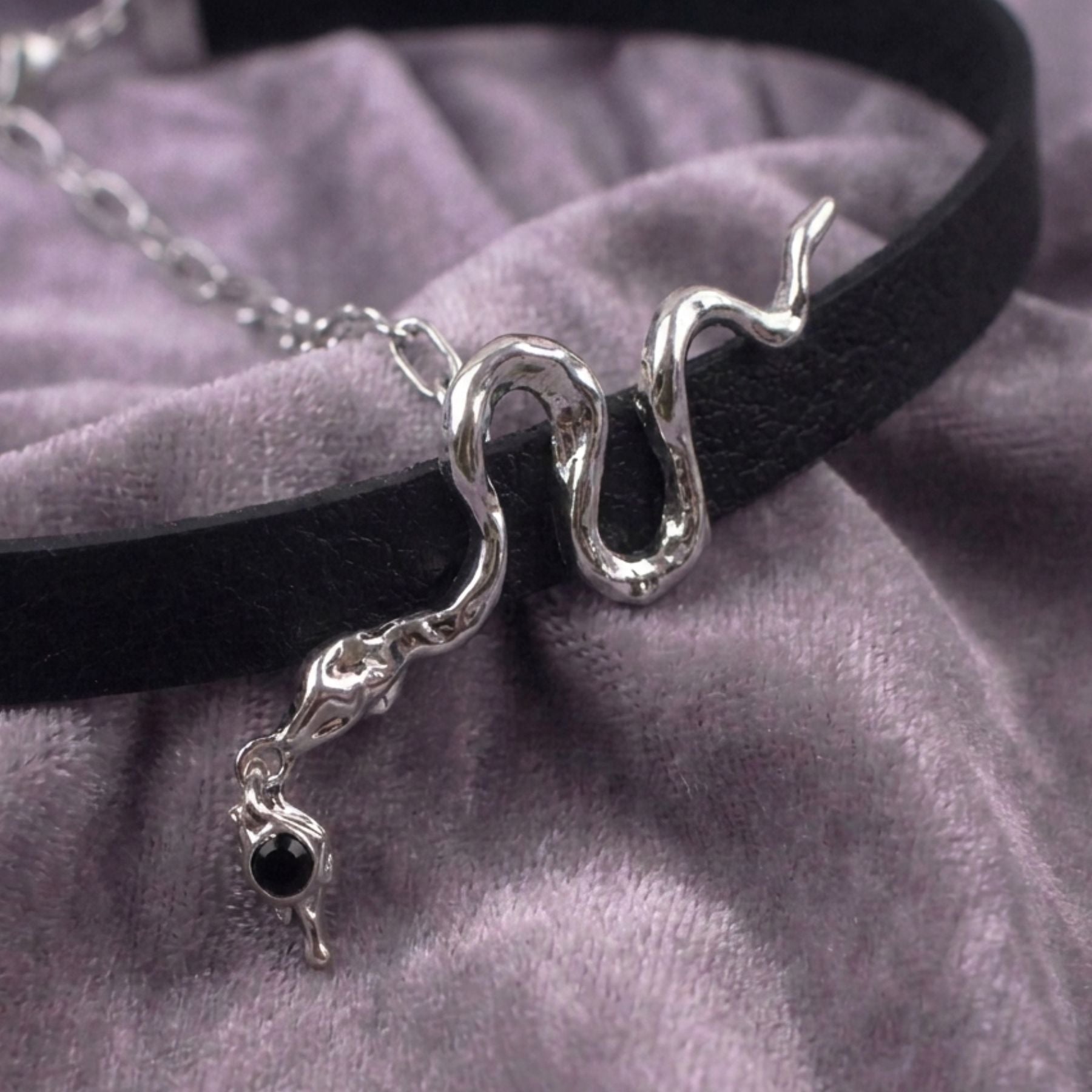 Dámský gotický choker s hadem z černé imitace kůže