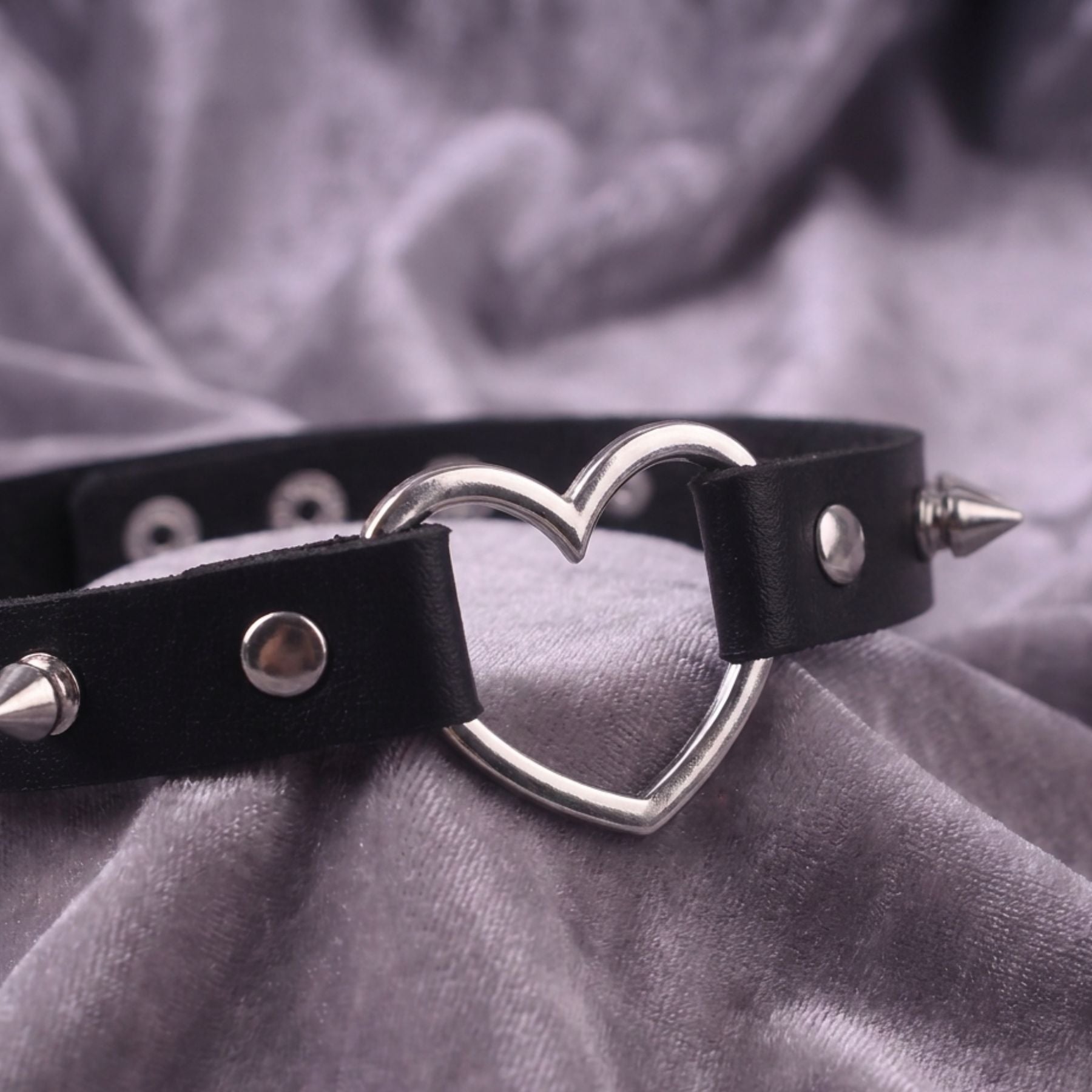 Girocollo gotico punk da donna, in similpelle nera, con ciondolo a cuore metallico e borchie argentate
