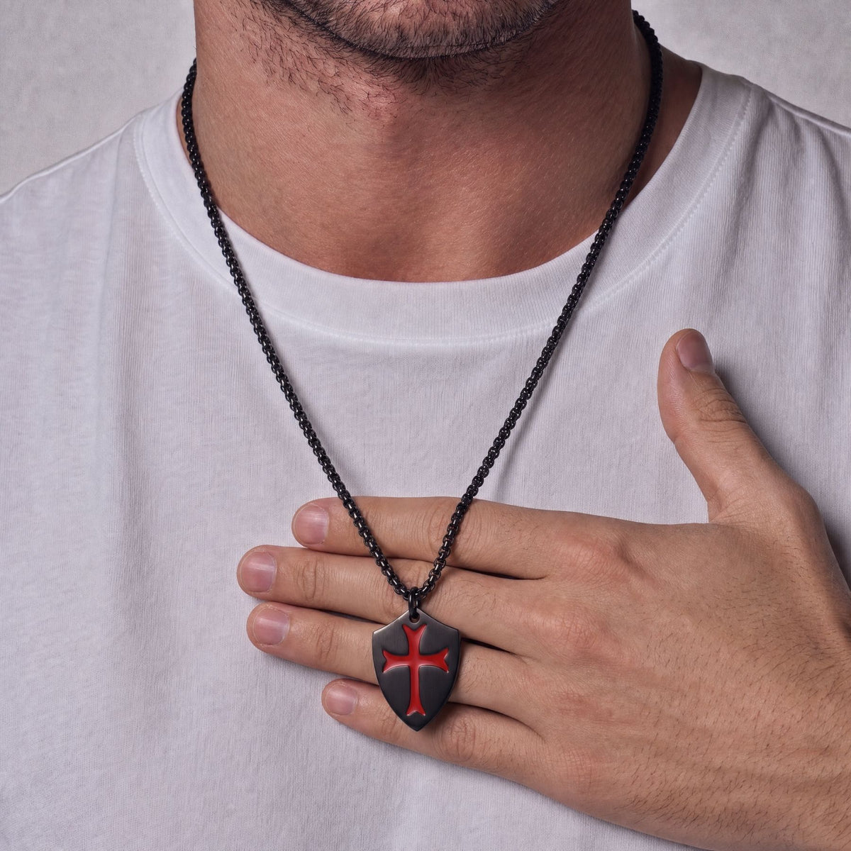 Collana da uomo con croce e scudo, in acciaio inossidabile, stile medievale