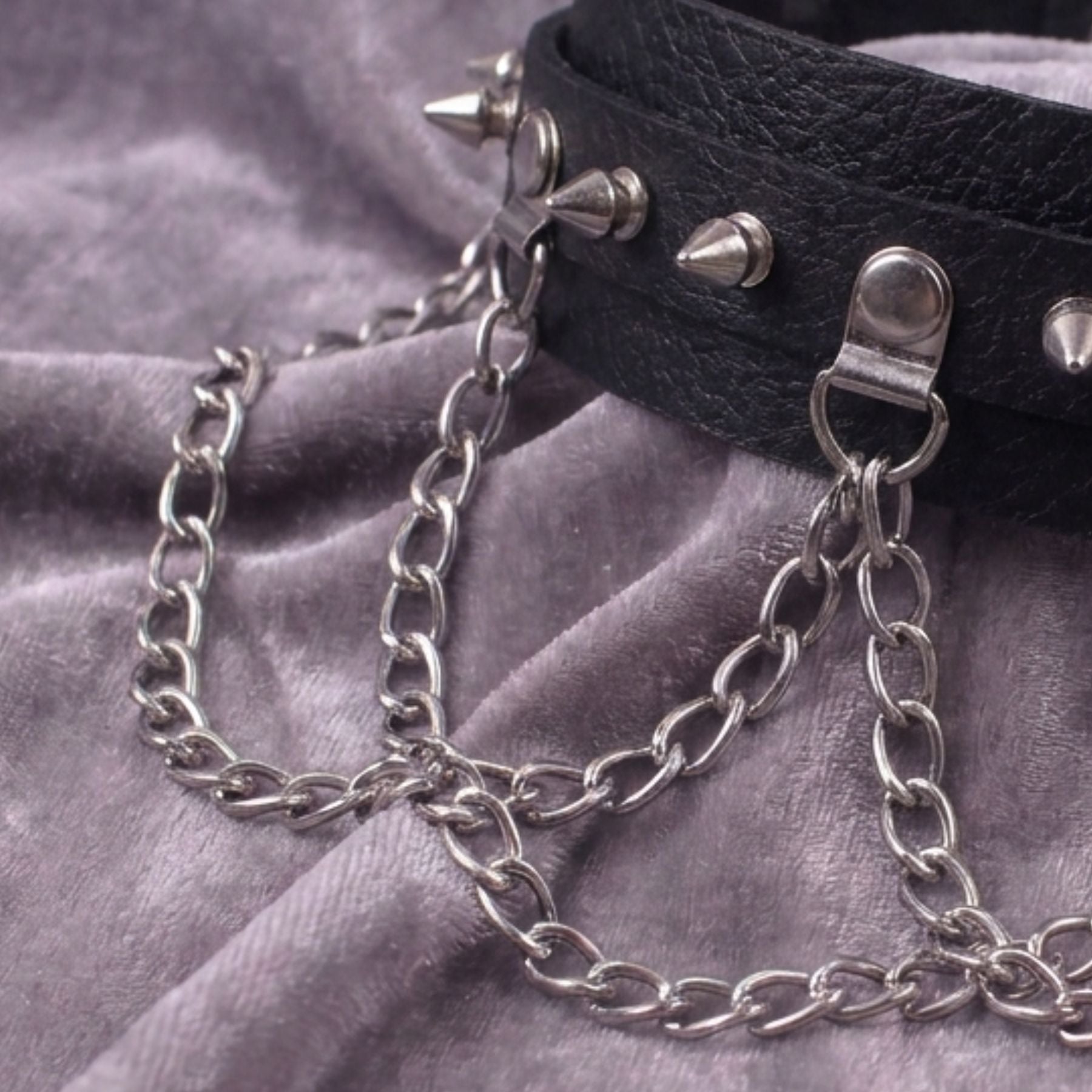 Gótikus choker nyaklánc nőknek, fekete műbőrből, több lánccal és ezüstszínű szegecsekkel