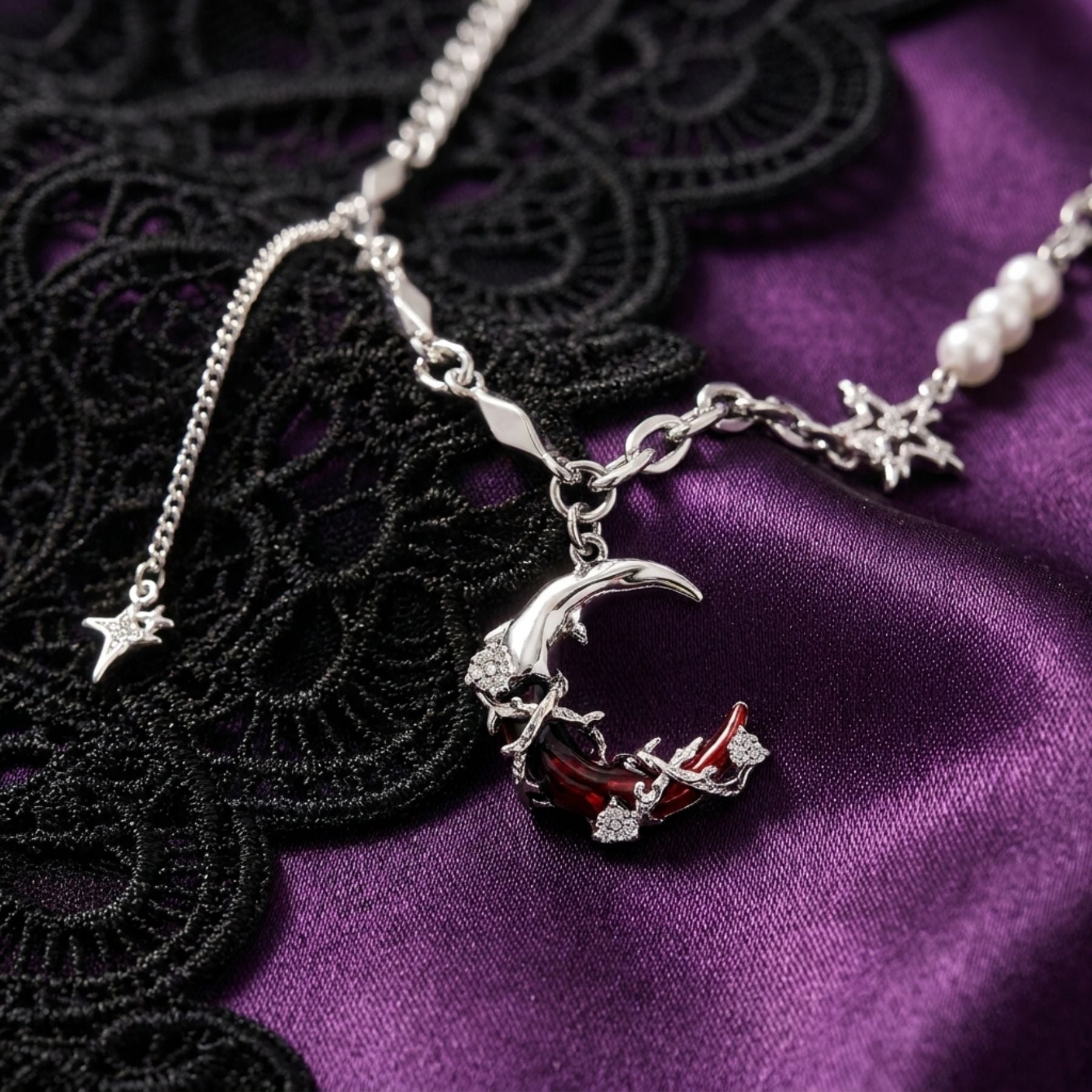Gotický dámský choker z kovové slitiny s přívěskem půlměsíce