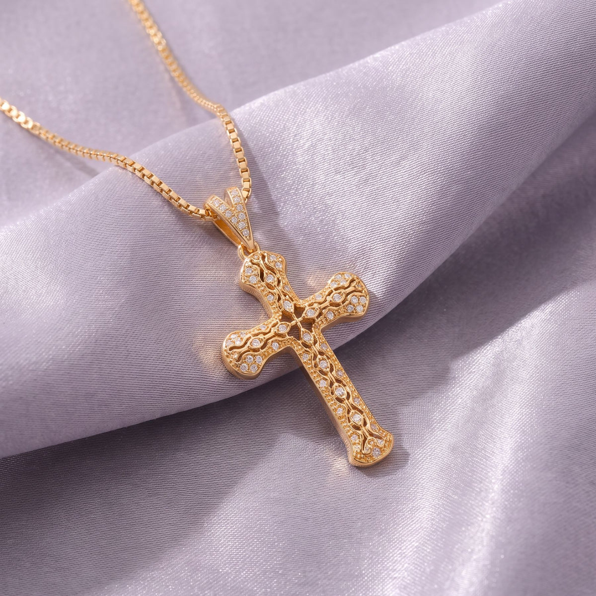 Collana con croce barocca da donna, in acciaio inossidabile dorato, pendente traforato incastonato con pietre bianche in stile ornamentale