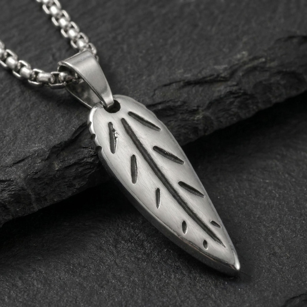 Collier pendentif plume pour homme, en acier inoxydable argenté, style minimaliste et intemporel