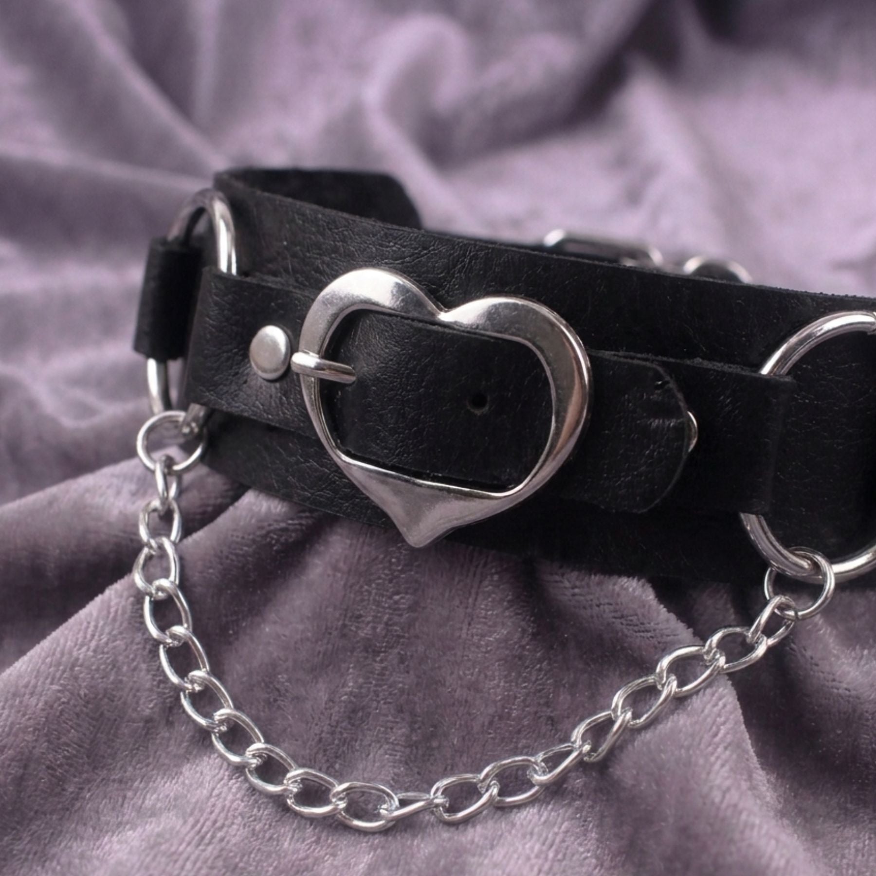 Gotický punkový dámský choker z černé imitace kůže s kovovým srdcem a stříbrným řetízkem