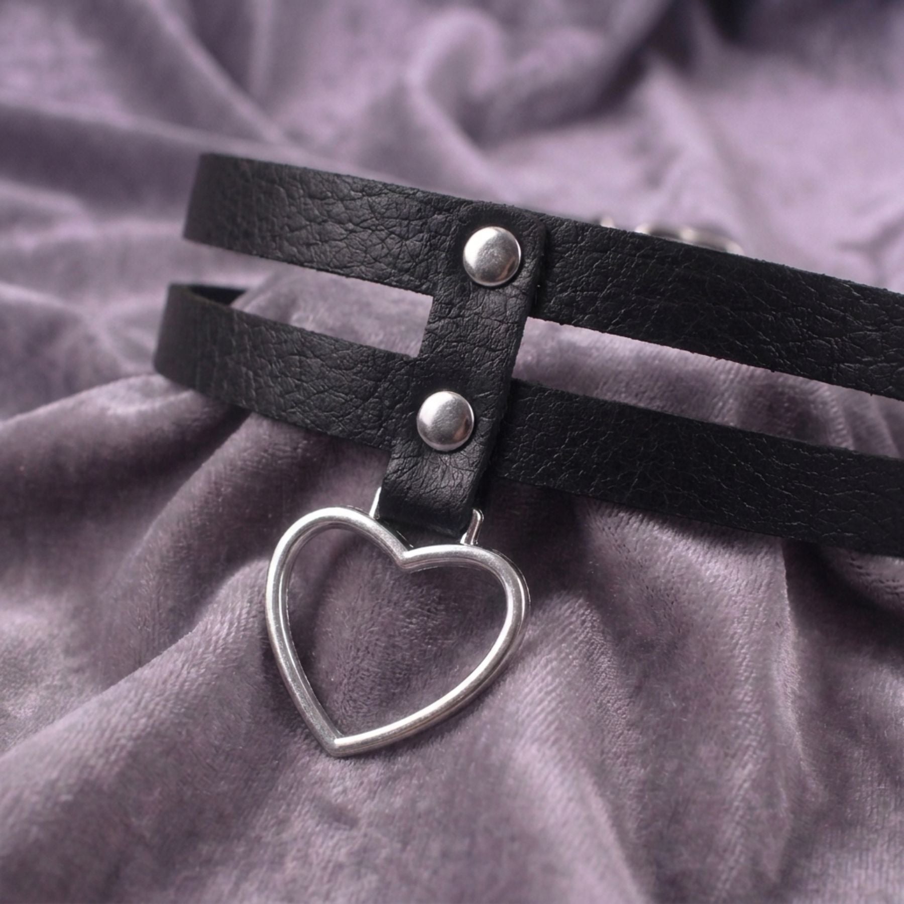 Gotický dámský choker z černé koženky s přívěskem ve tvaru srdce