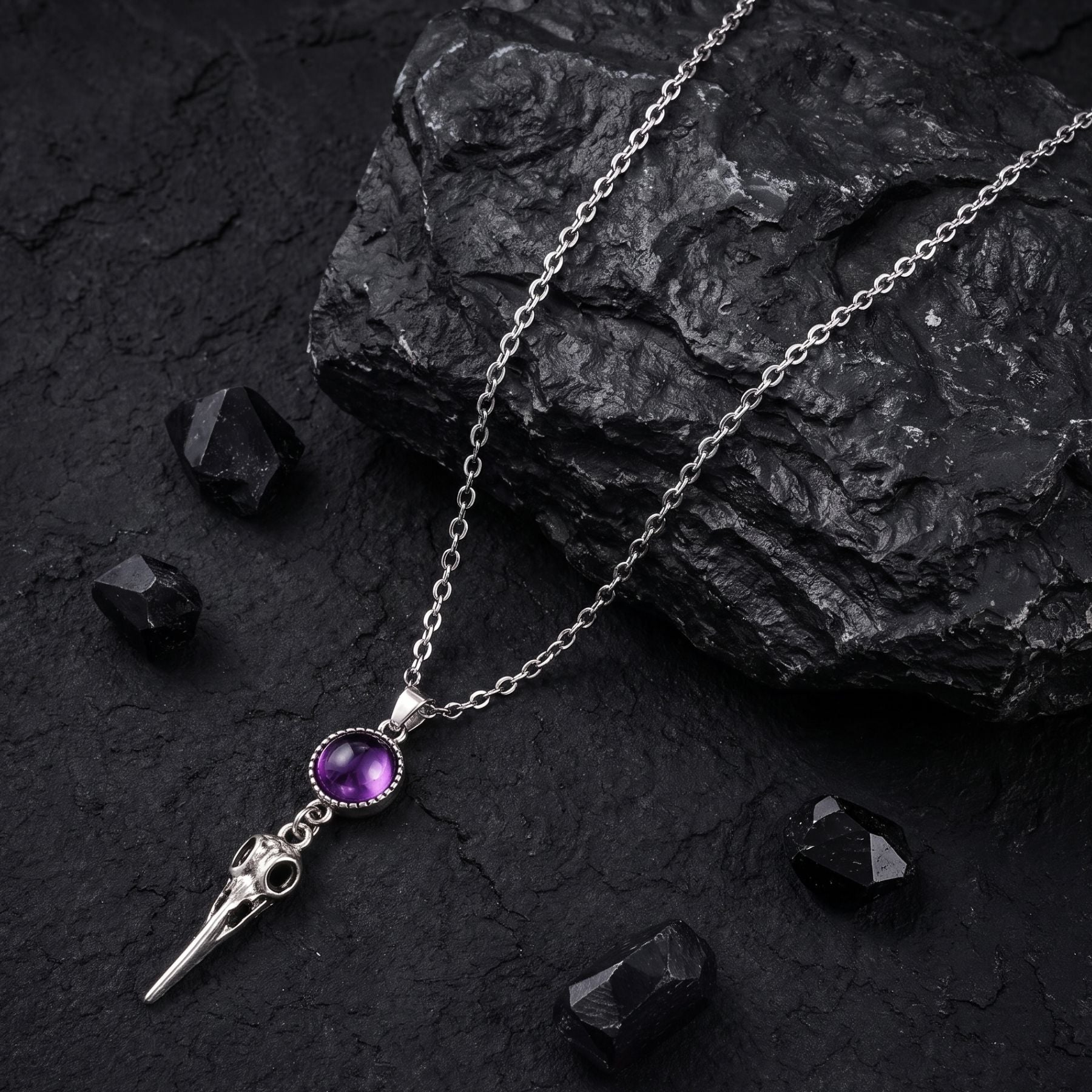 Damenhalskette mit Rabenschädel, aus silberfarbener Zinklegierung, mit violettem Kristall