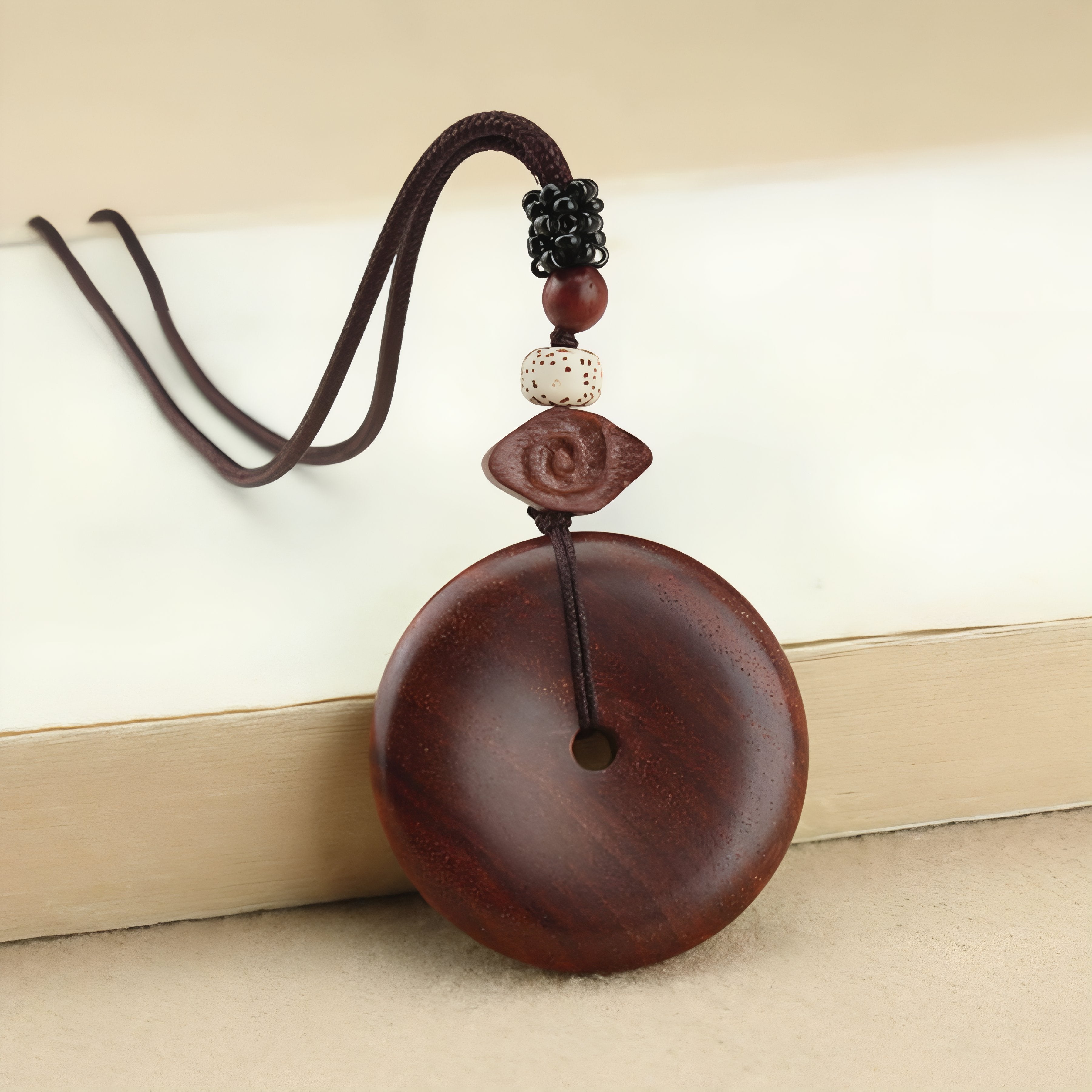 Halskette aus Naturholz für Damen, mit rundem Anhänger und Holzperle, verstellbare Kordel