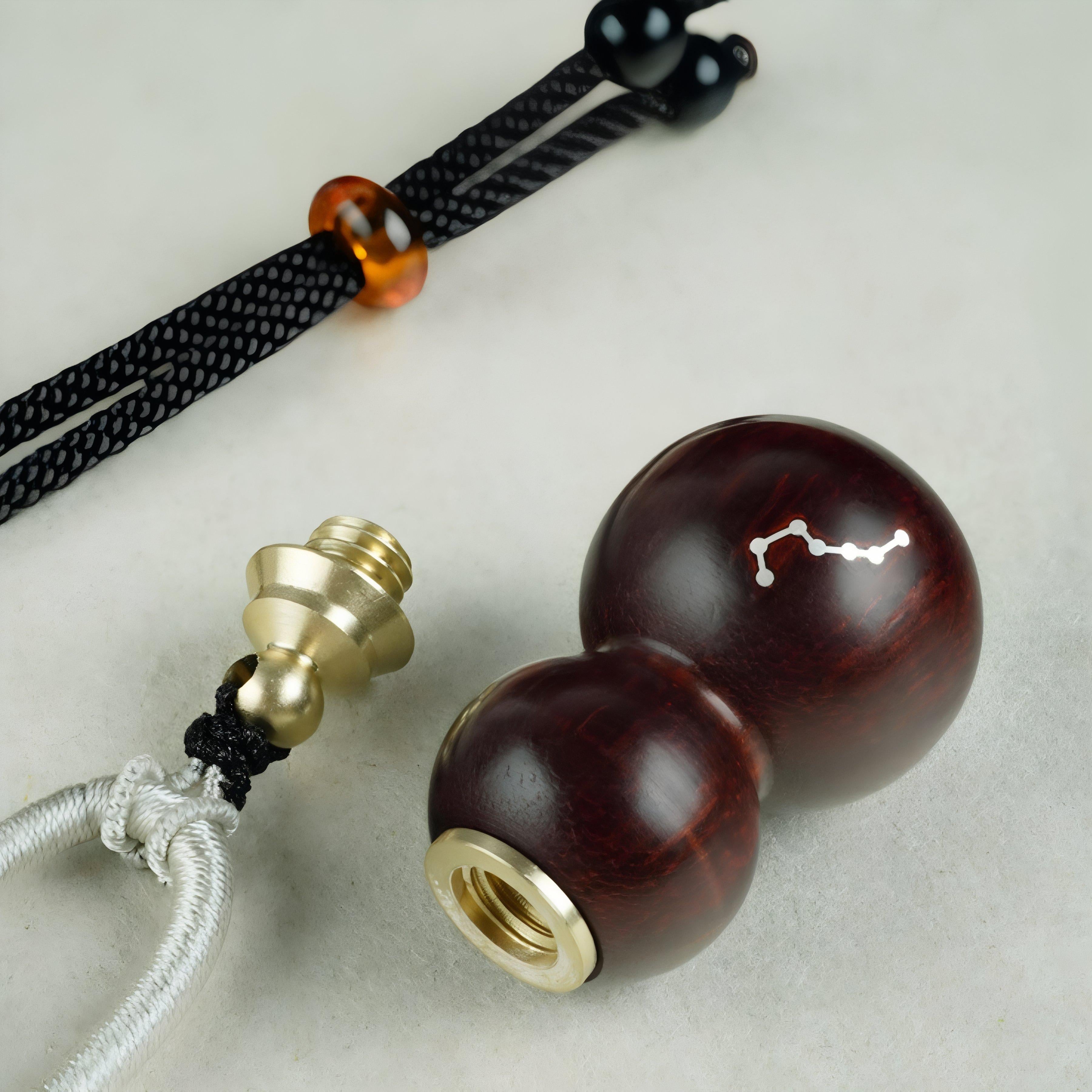 Naszyjnik z drewna sandałowego z wisiorkiem w kształcie tykwy, inkrustowanym srebrem, z regulowanym sznurkiem