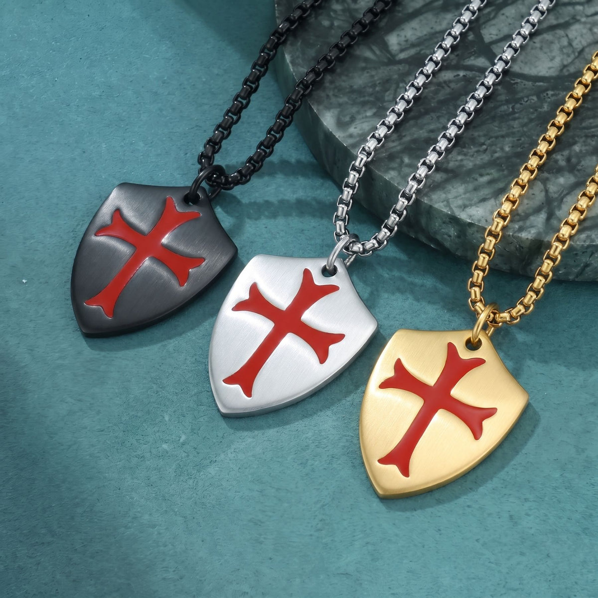 Collana da uomo con croce e scudo, in acciaio inossidabile, stile medievale