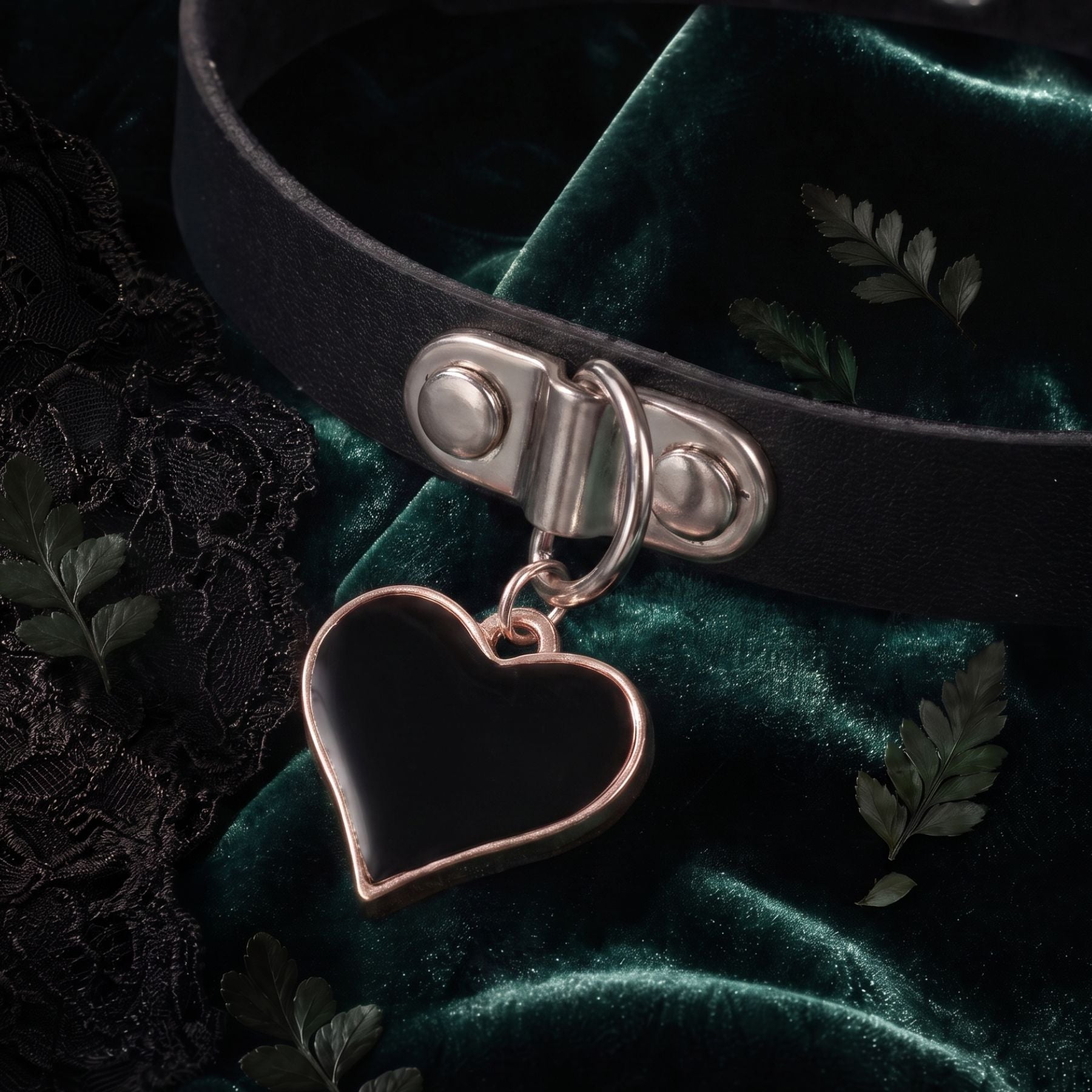 Emo-Halsband für Damen aus schwarzem Kunstleder mit Herzanhänger