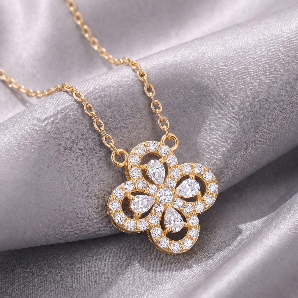 Collier trèfle pour femme, en acier titane, avec cristaux scintillants