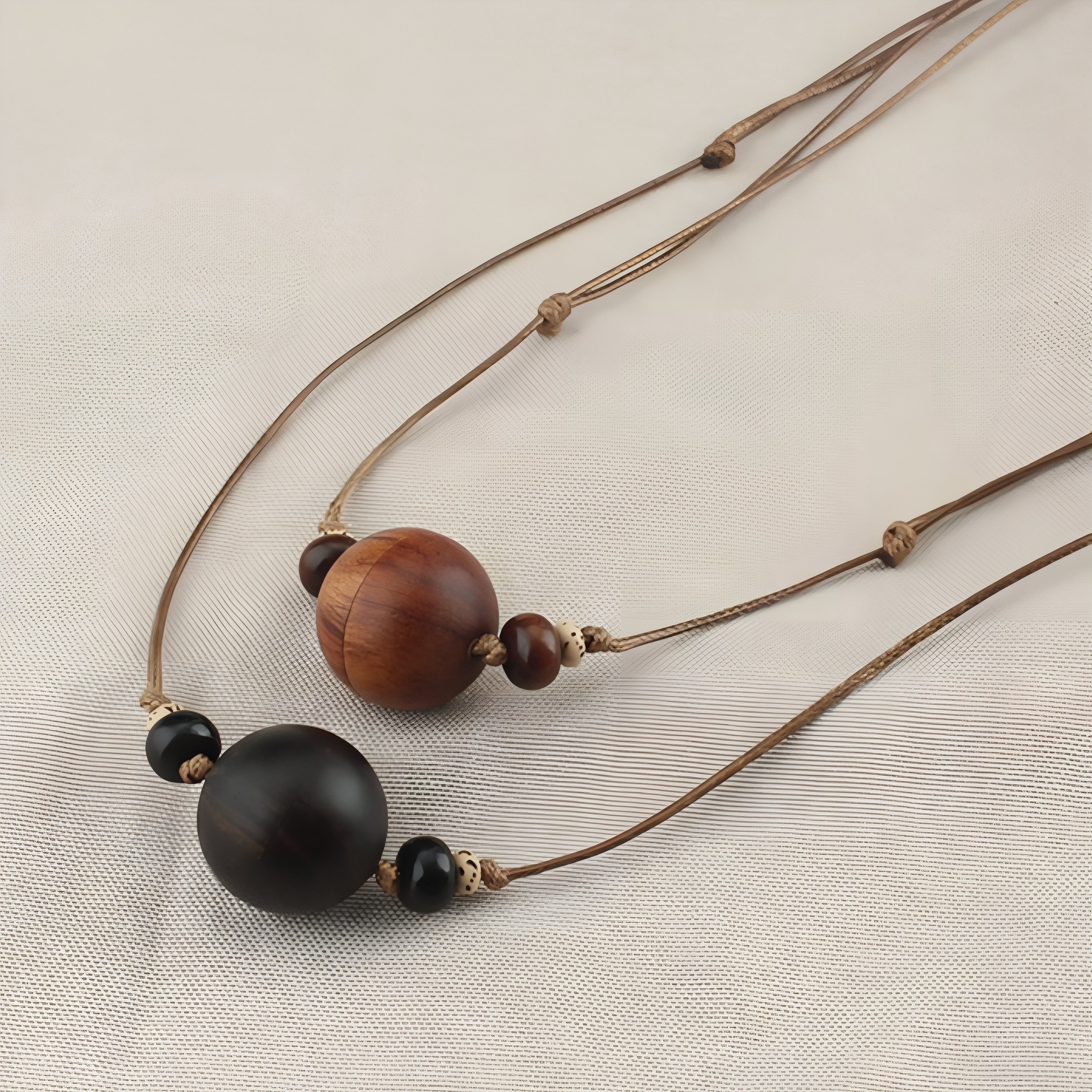 Halskette aus natürlichem Sandelholz mit einem aufklappbaren Kugelanhänger, umgeben von Holzperlen, verstellbare Kordel