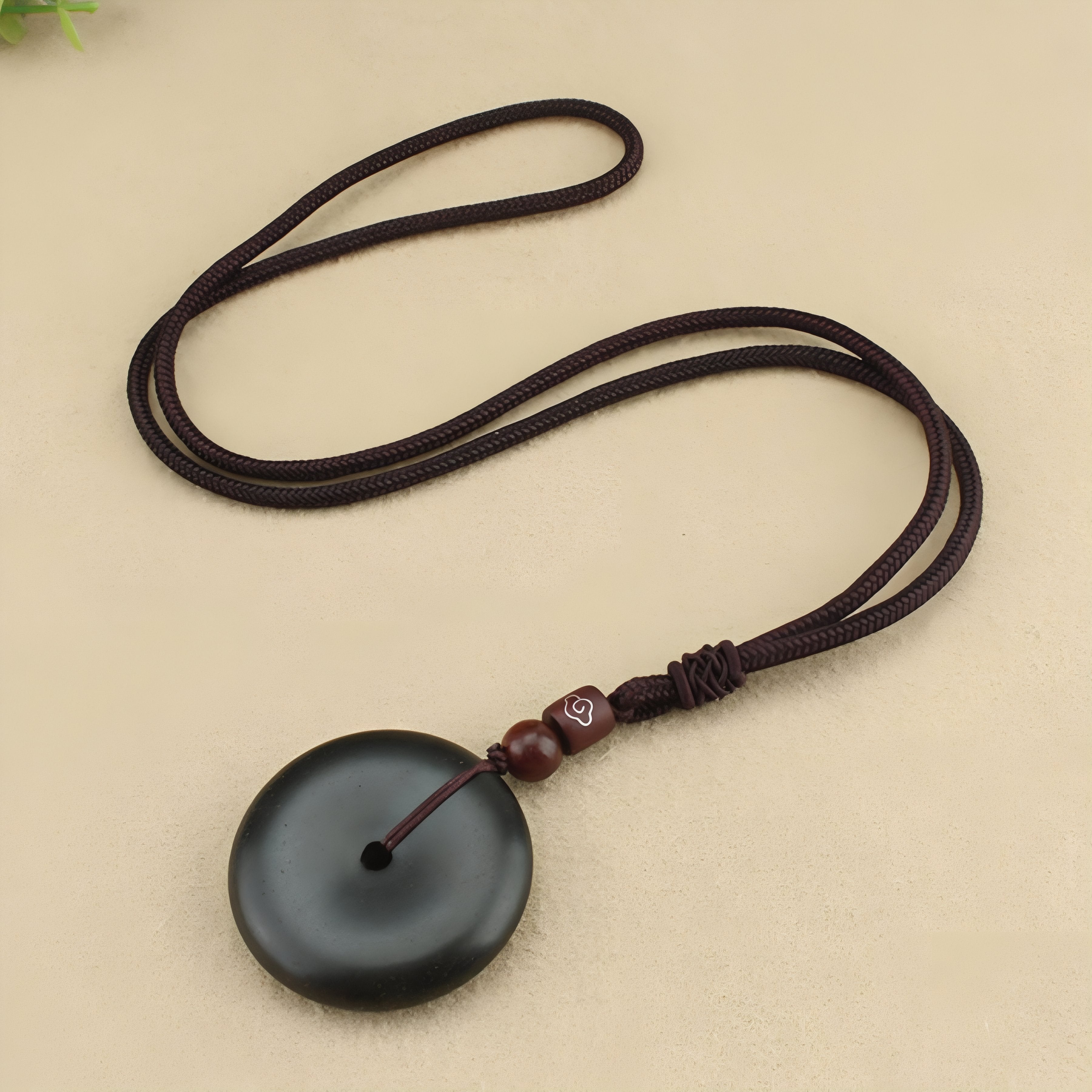 Halskette aus Naturholz für Damen, mit rundem Anhänger und Holzperle, fixierter Kordel