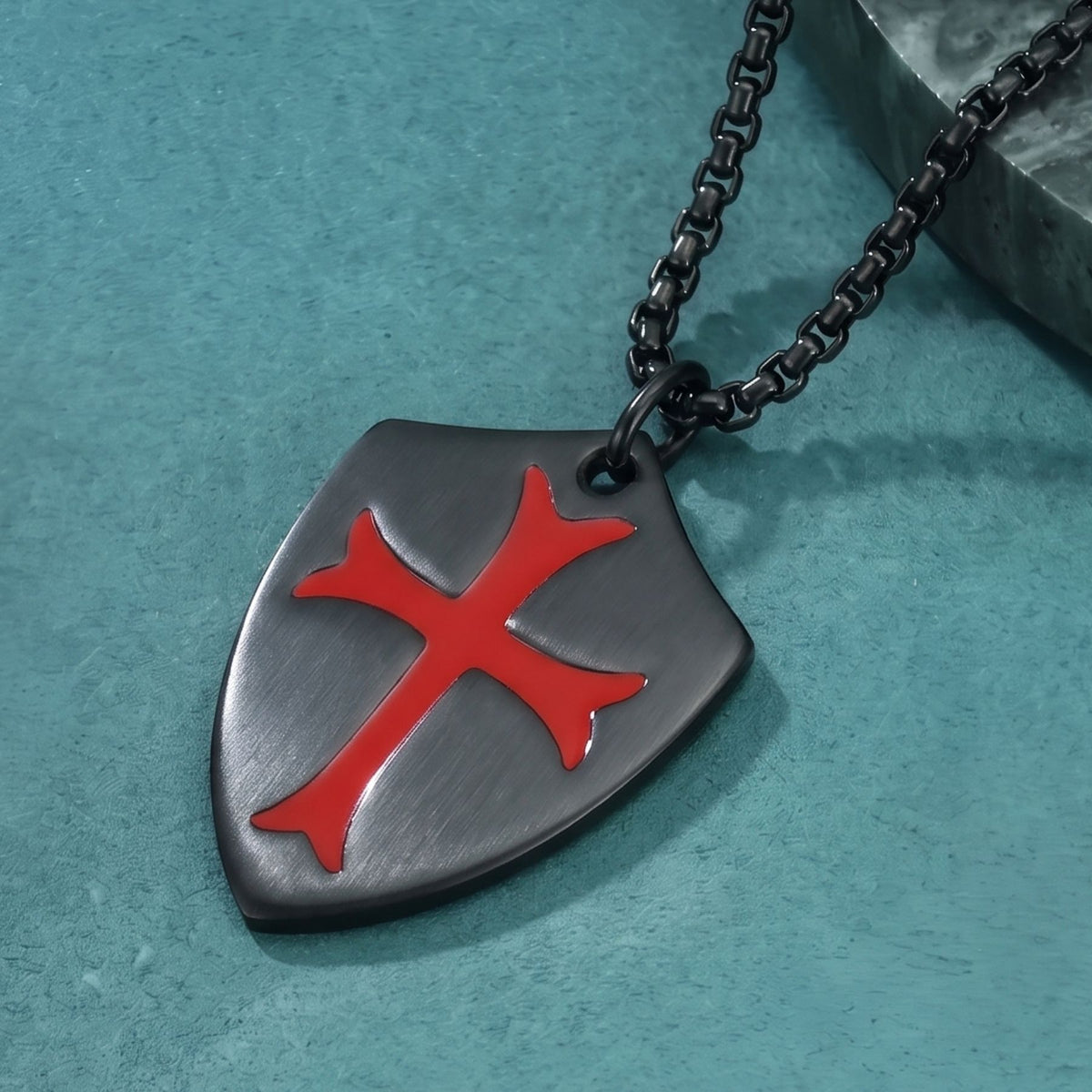 Collana da uomo con croce e scudo, in acciaio inossidabile, stile medievale