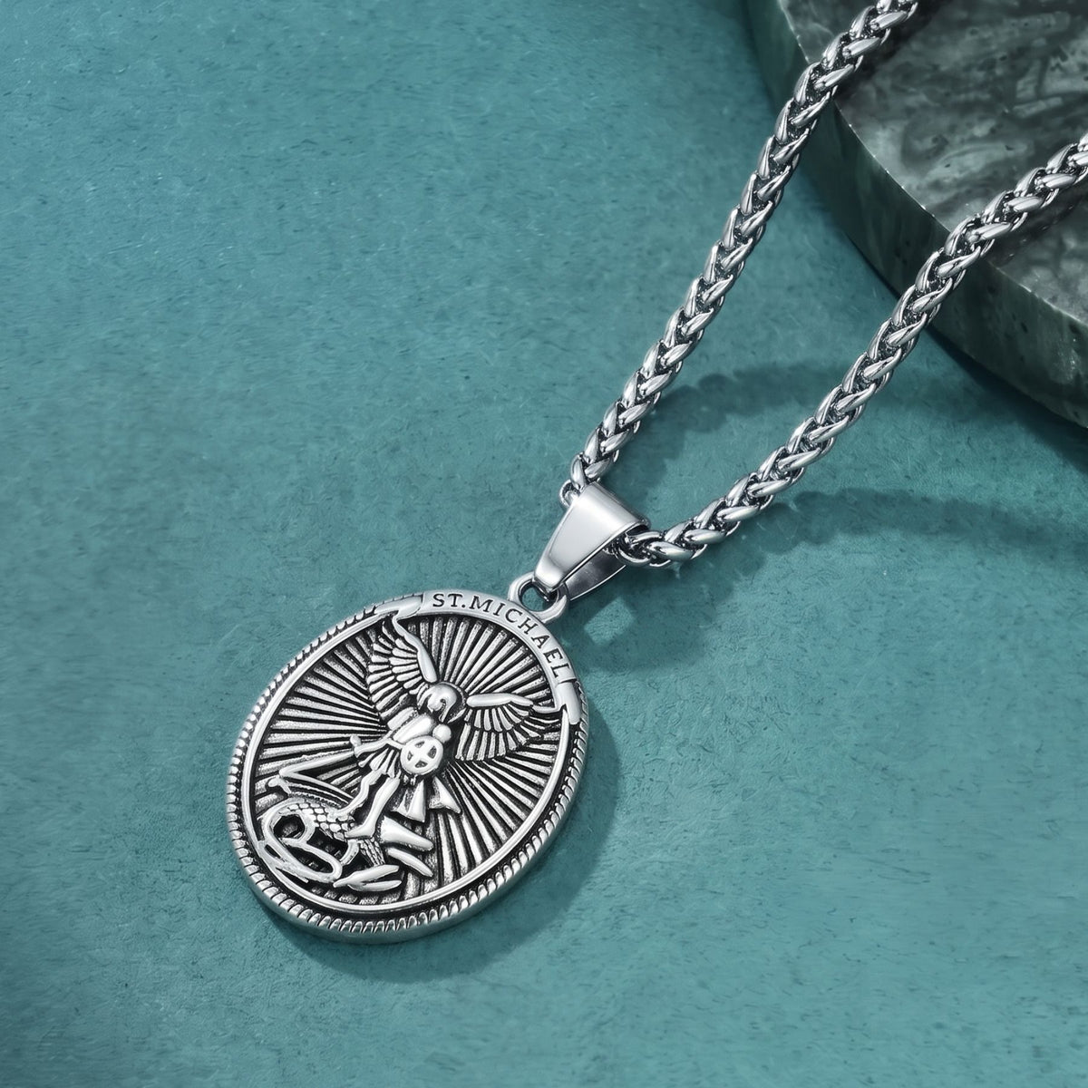 Collier pendentif Saint-Michel archange pour homme, en acier inoxydable, avec médaillon ovale sculpté