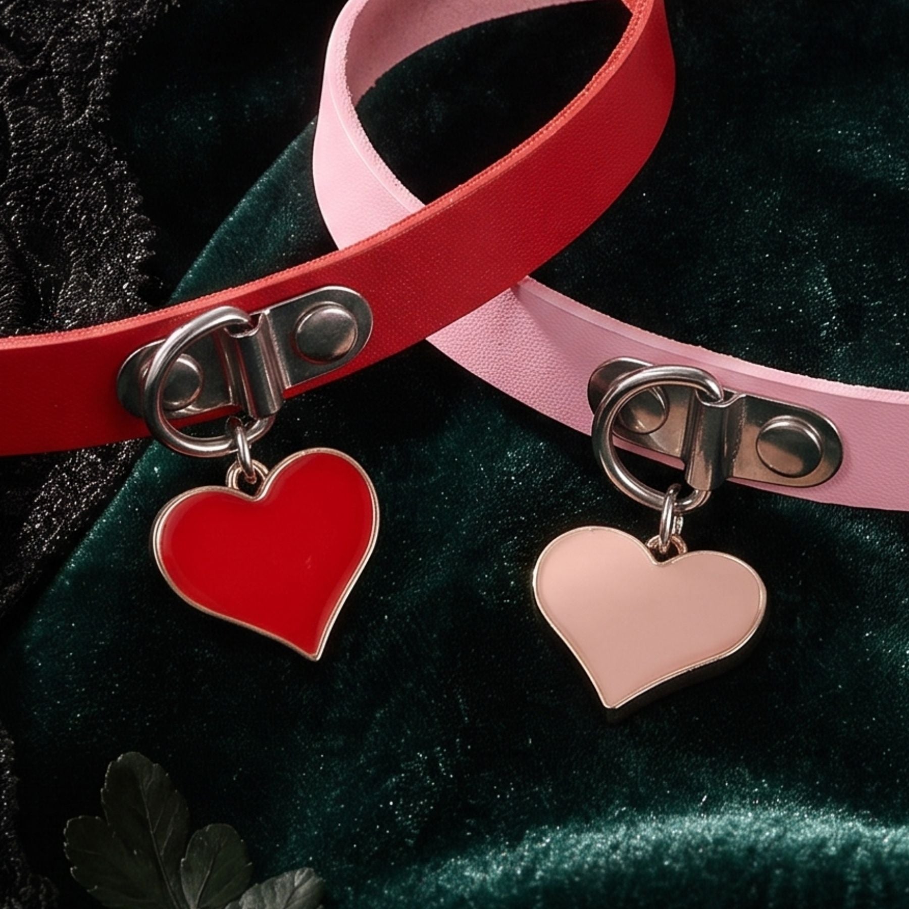 Emo-Halsband für Damen aus schwarzem Kunstleder mit Herzanhänger