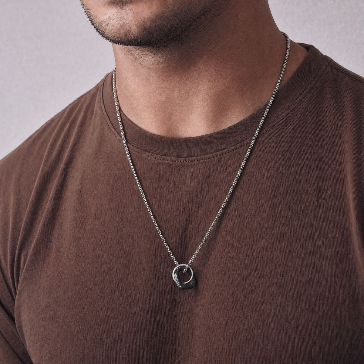 Collier pendentif double anneaux entrelacés pour homme, en acier inoxydable, gravé LOVE avec cristal scintillant