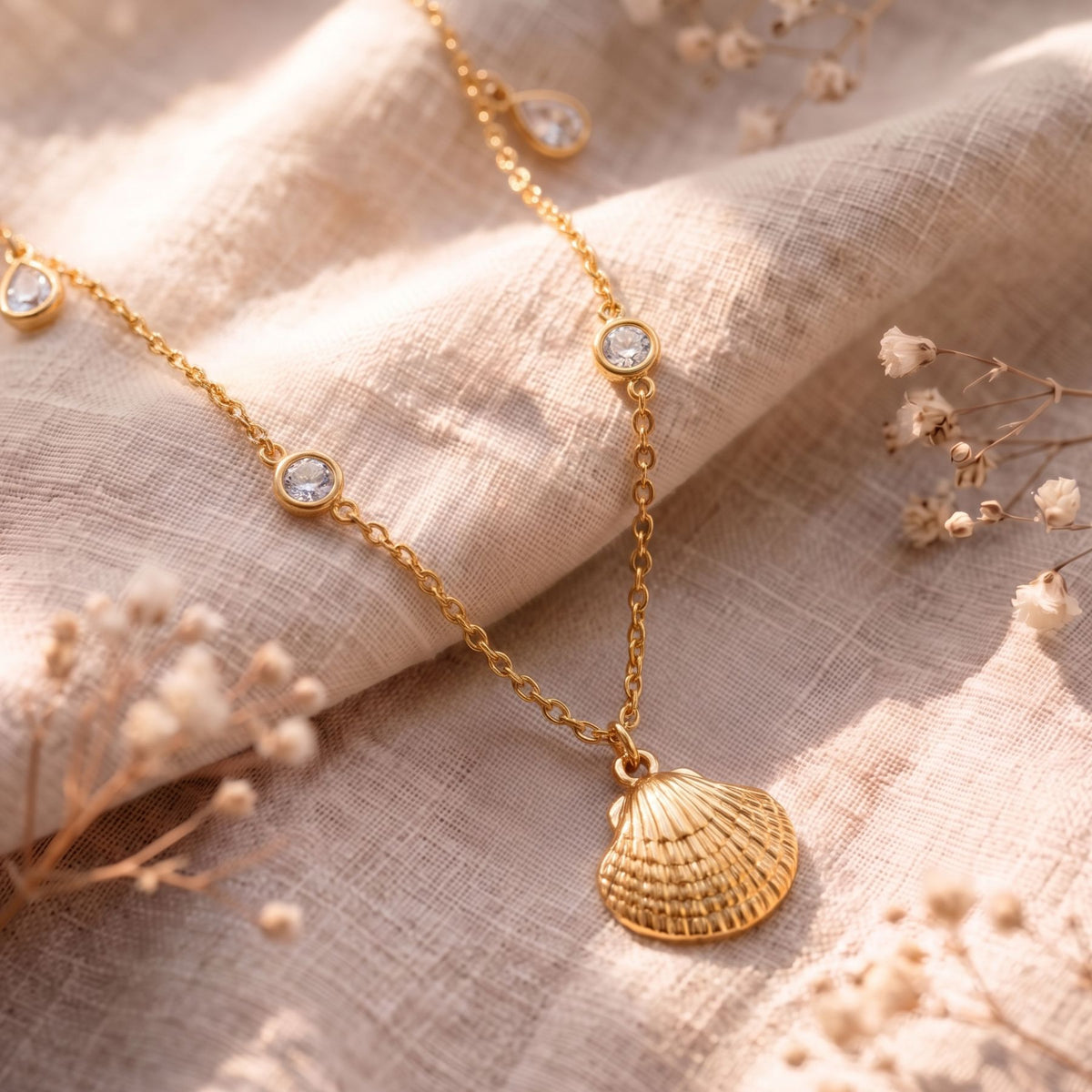 Shell pendant necklace for women, in gold stainless steel, elegant fine chain with zircons