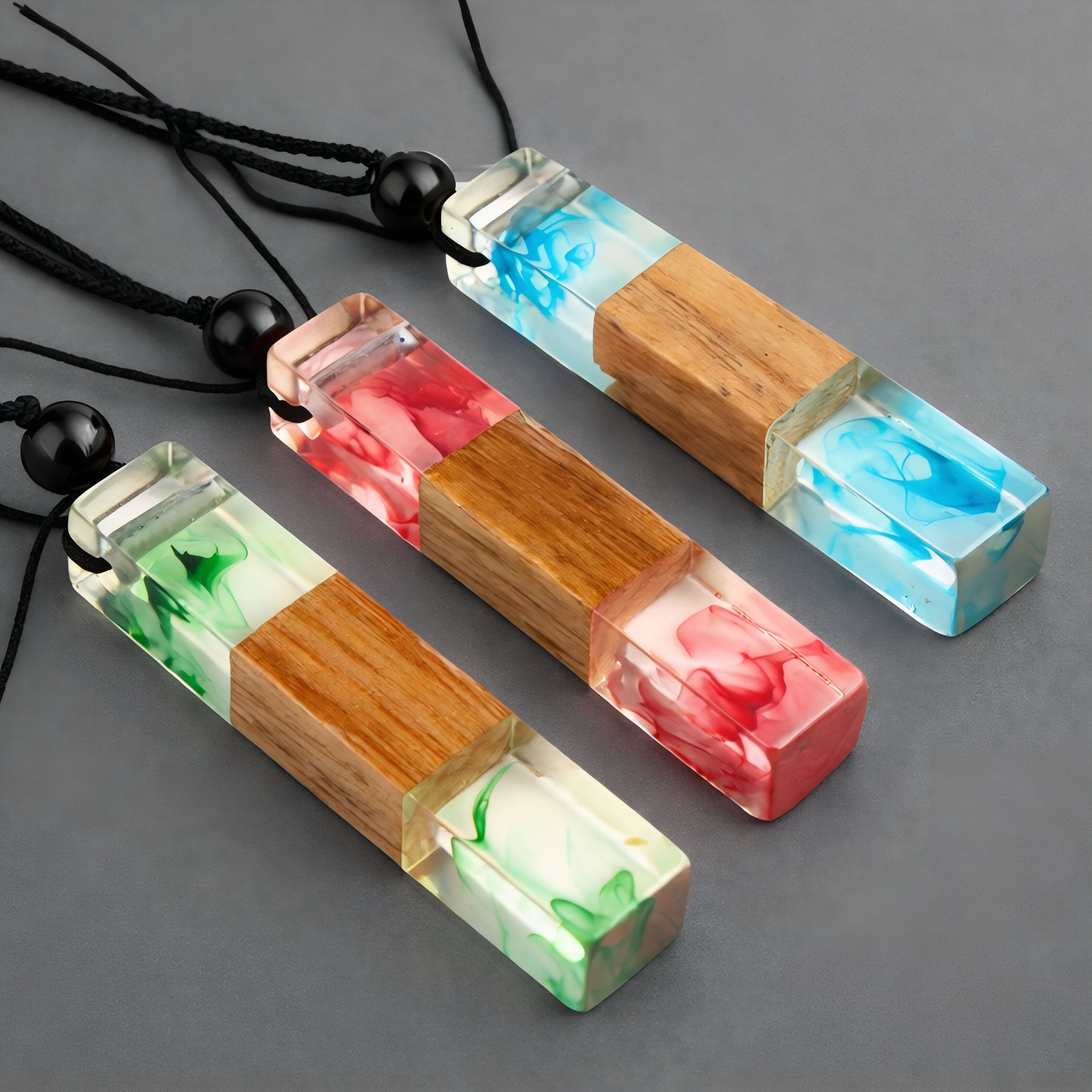 Handgefertigte Halskette aus Naturholz und farbigem Harz mit rechteckigem Anhänger