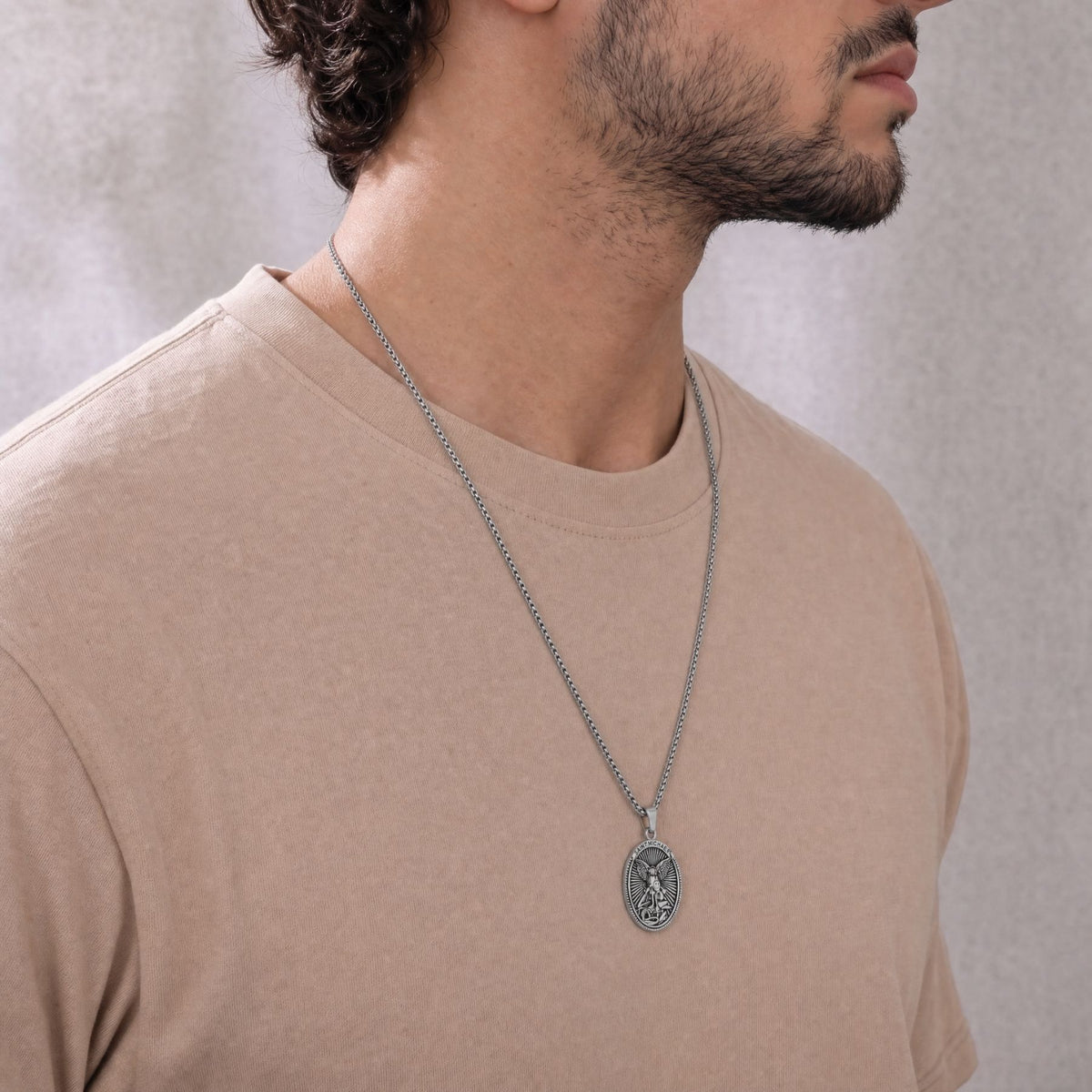 Collier pendentif Saint-Michel archange pour homme, en acier inoxydable, avec médaillon ovale sculpté