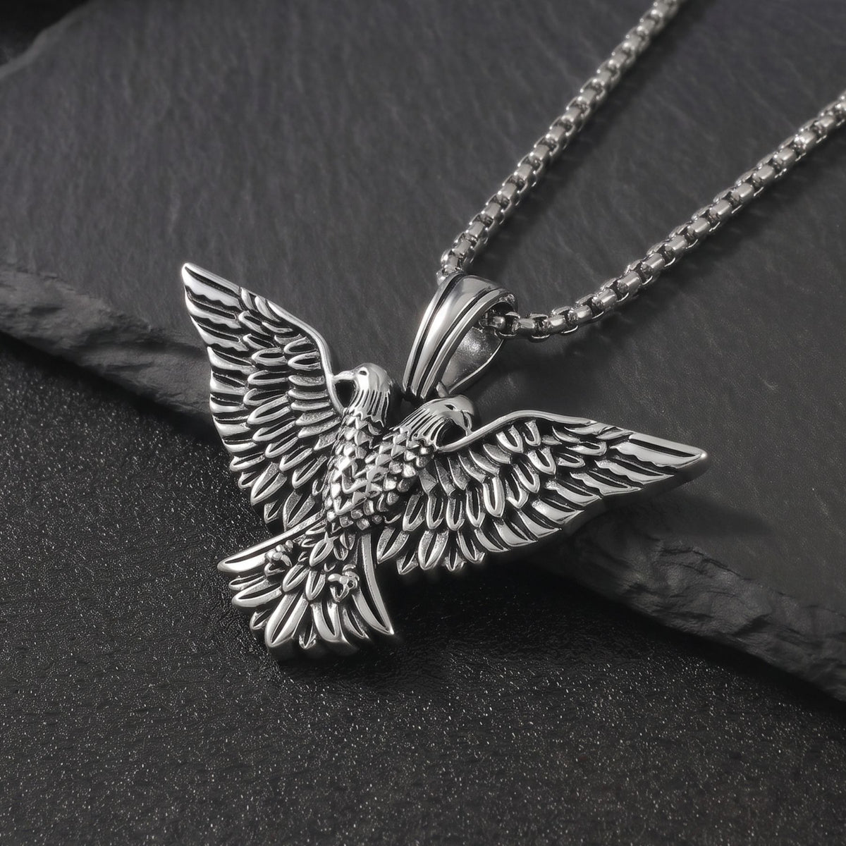 Collier pendentif aigle à deux têtes pour homme, en acier inoxydable, design animalier aux plumes finement sculptées