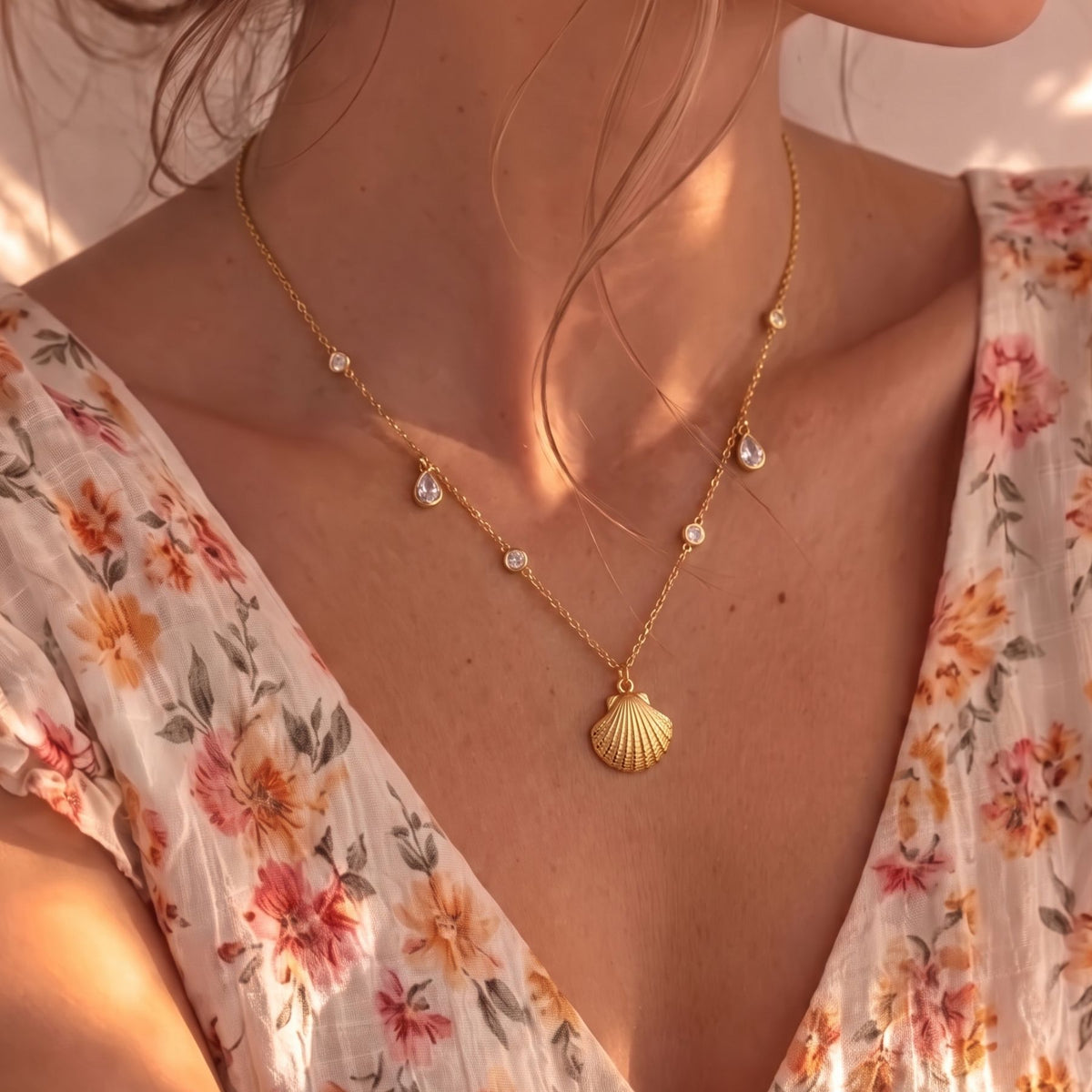 Shell pendant necklace for women, in gold stainless steel, elegant fine chain with zircons