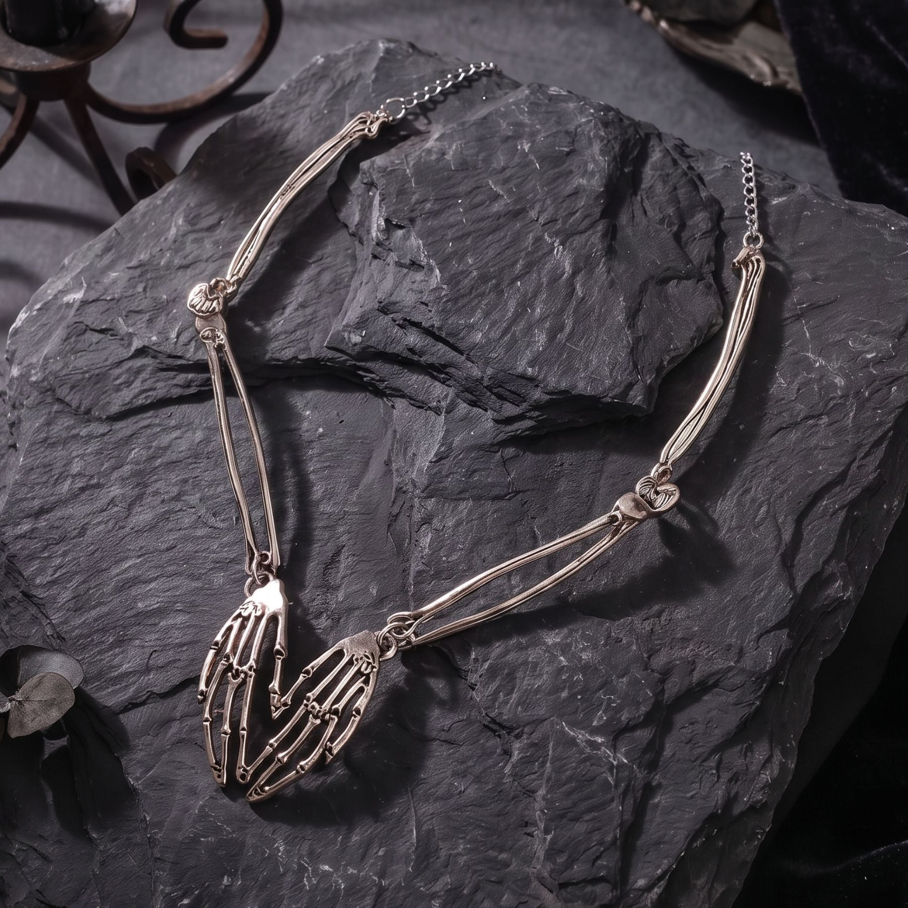 Skelett-Halskette für Damen, aus silberfarbener Zinklegierung, mit Herz in Skeletthänden