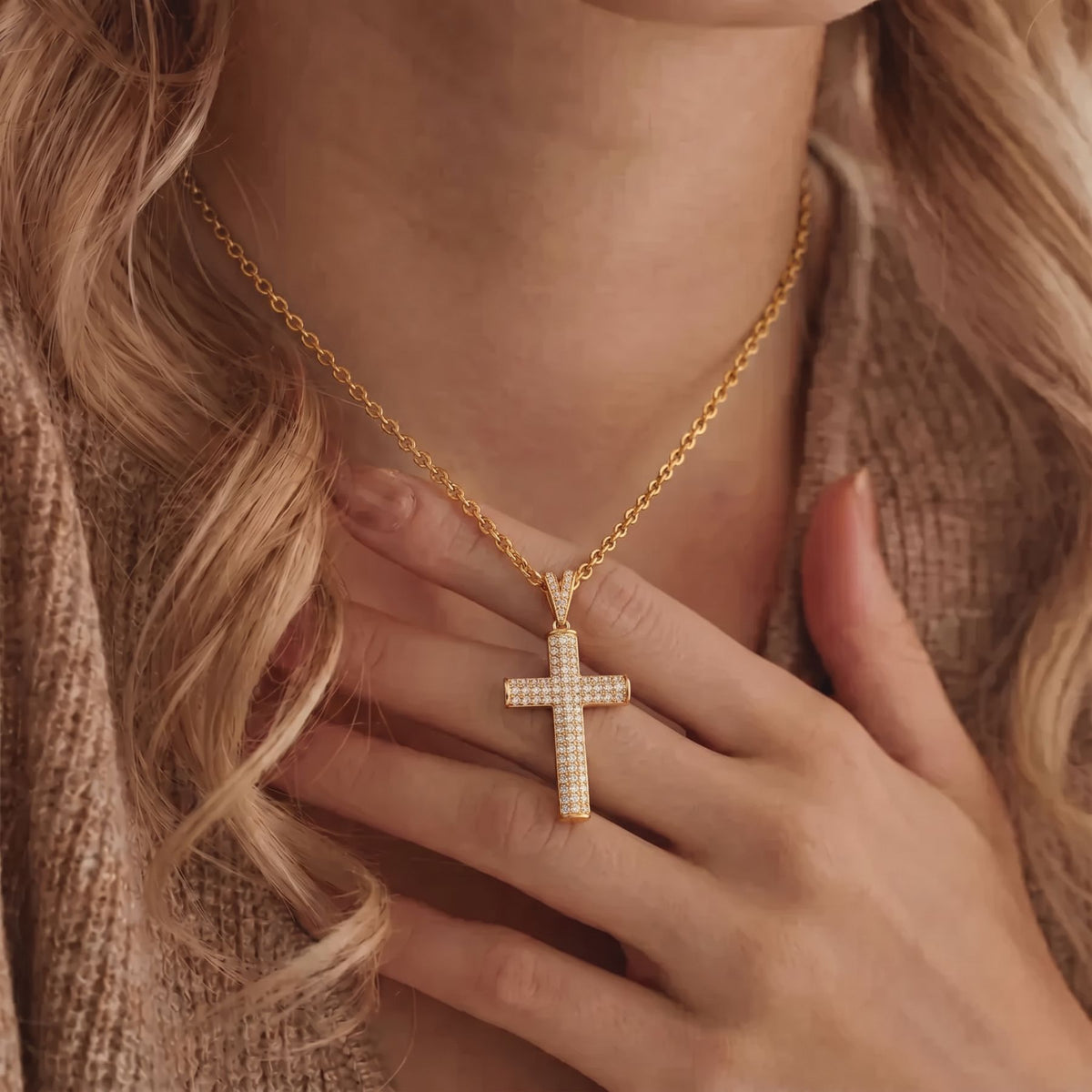 Collana con croce da donna, in acciaio inossidabile dorato, pendente cristiano interamente incastonato con zirconi bianchi