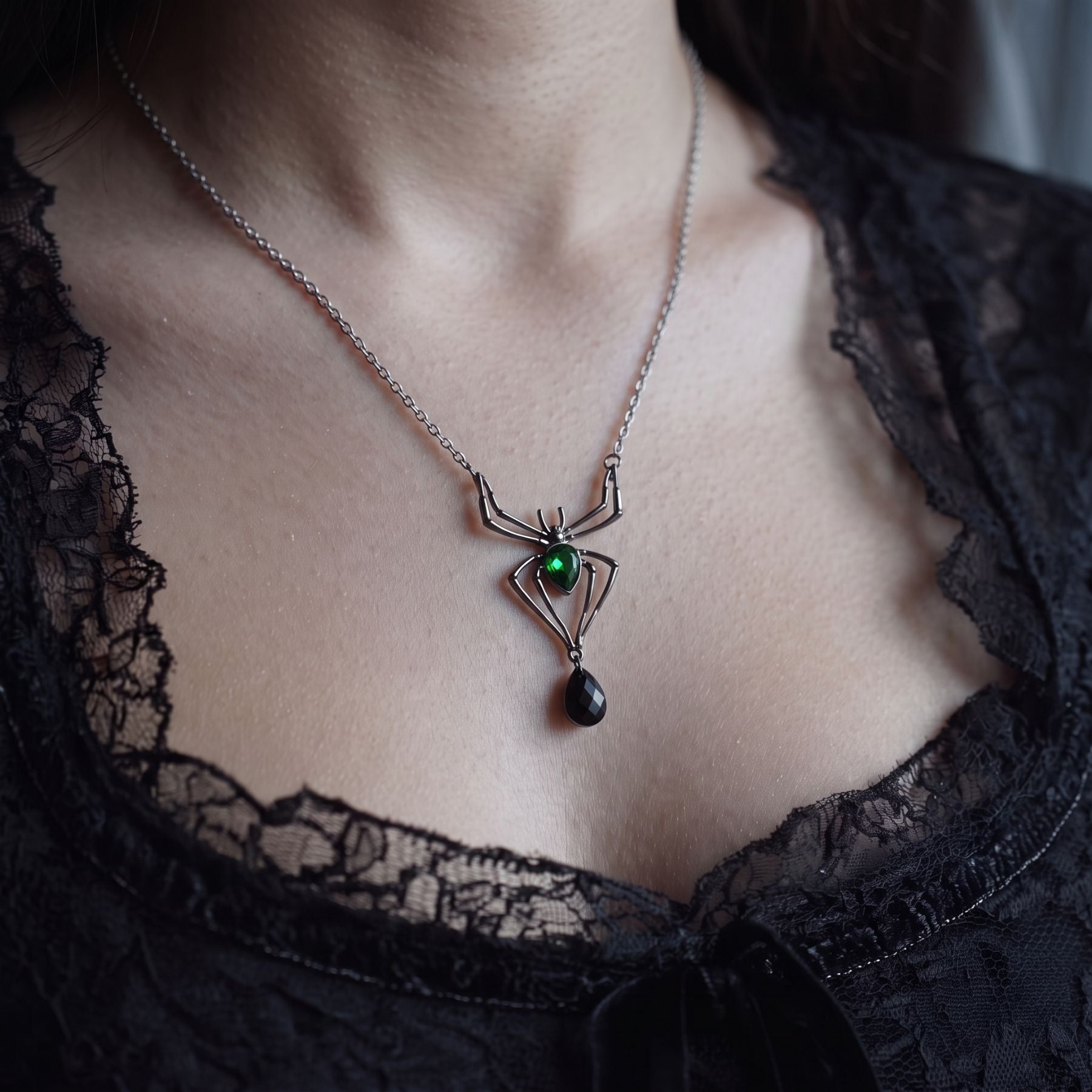 Collier araignée gothique pour femme, en alliage de zinc, avec pierre verte