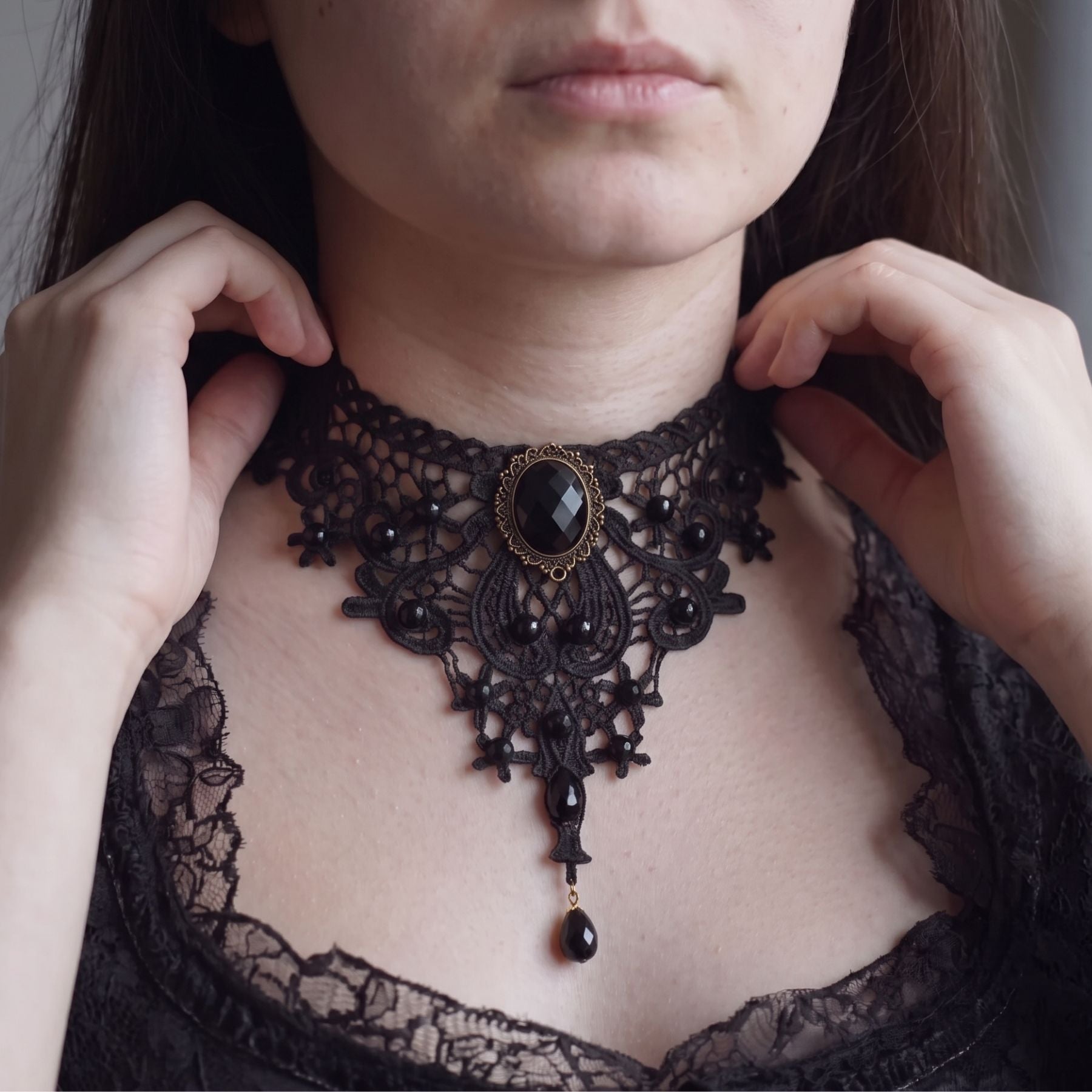 Dámský viktoriánský gotický choker z černé krajky, s rafinovaným designem