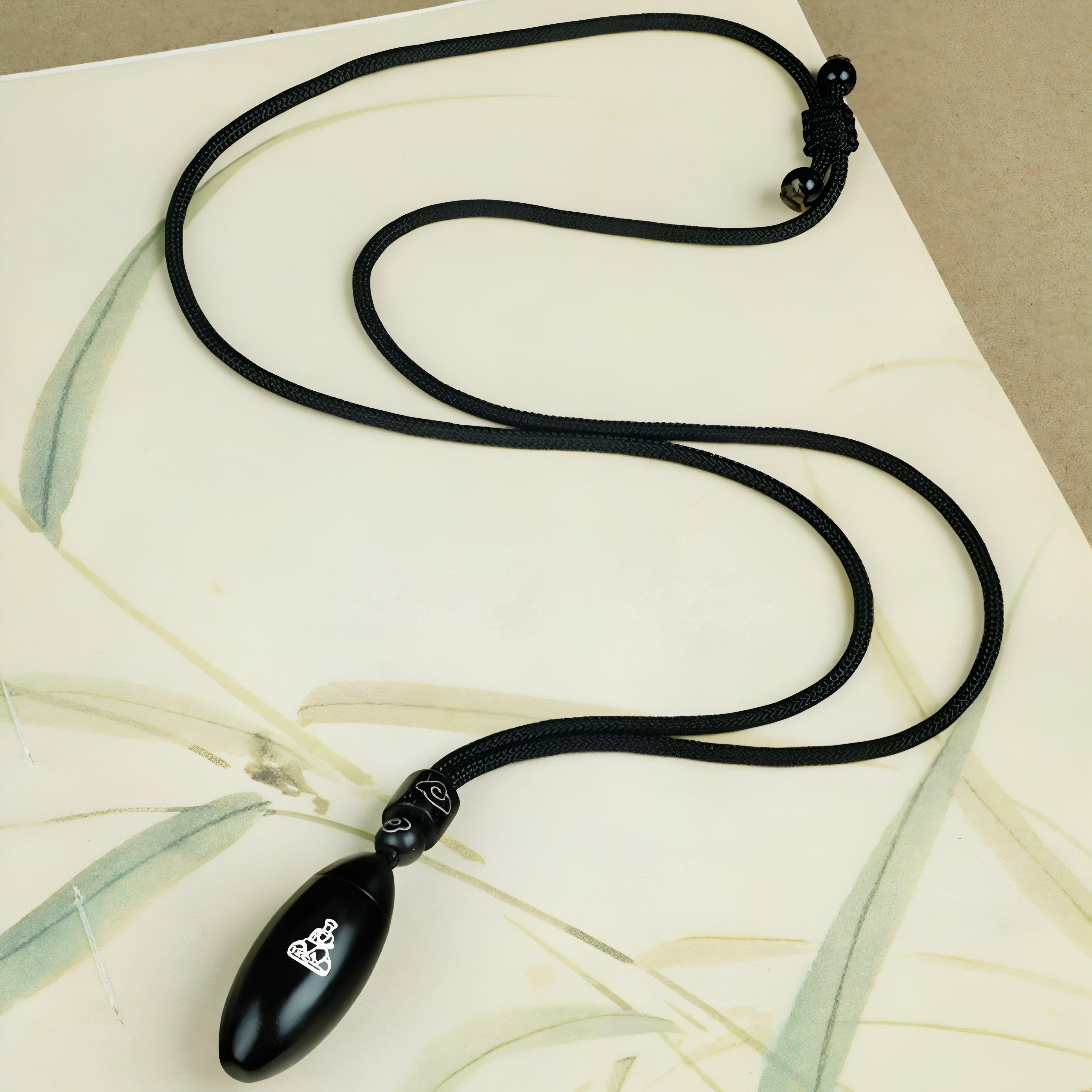 Collana in legno di ebano naturale, con pendente apribile intarsiato in argento, cordoncino regolabile