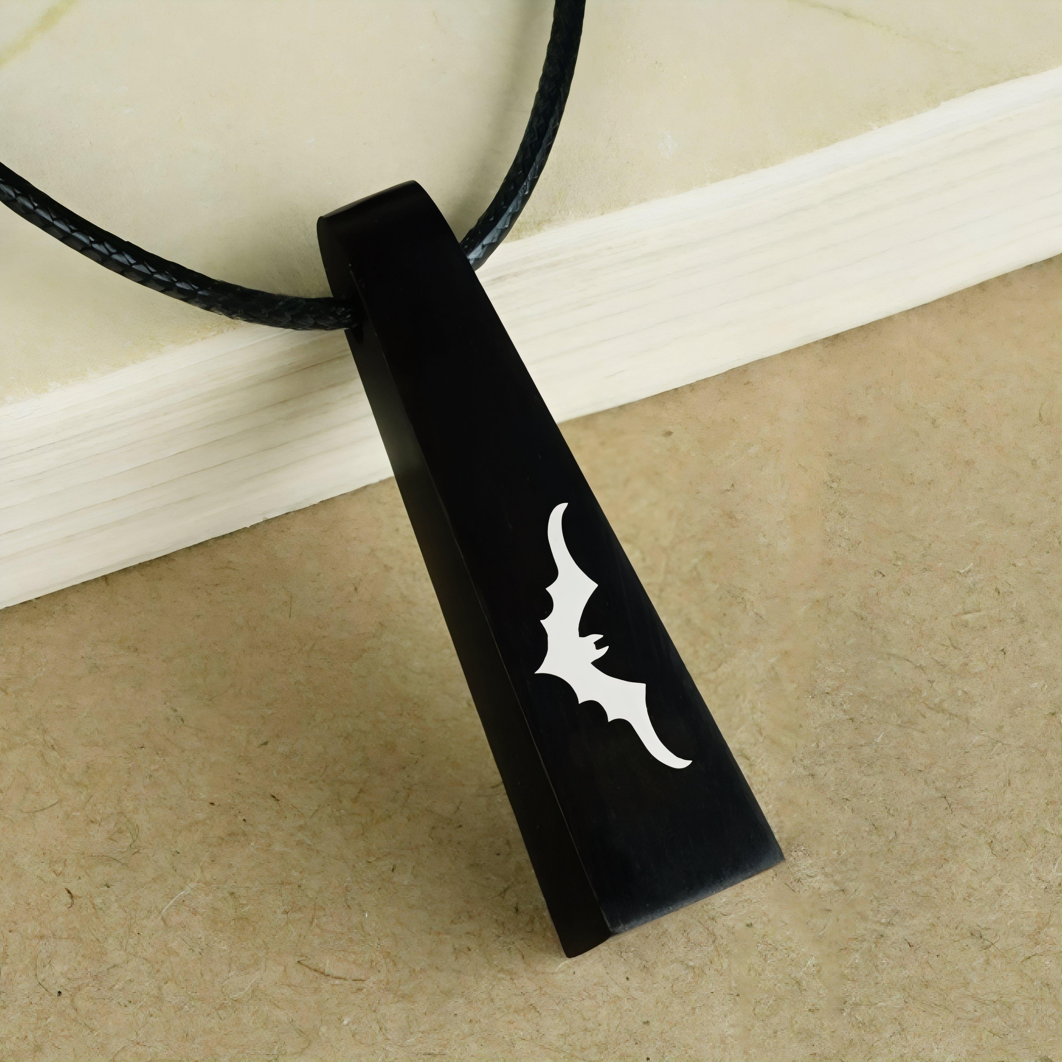 Collana in legno di sandalo, con ciondolo geometrico intarsiato in argento, cordoncino regolabile