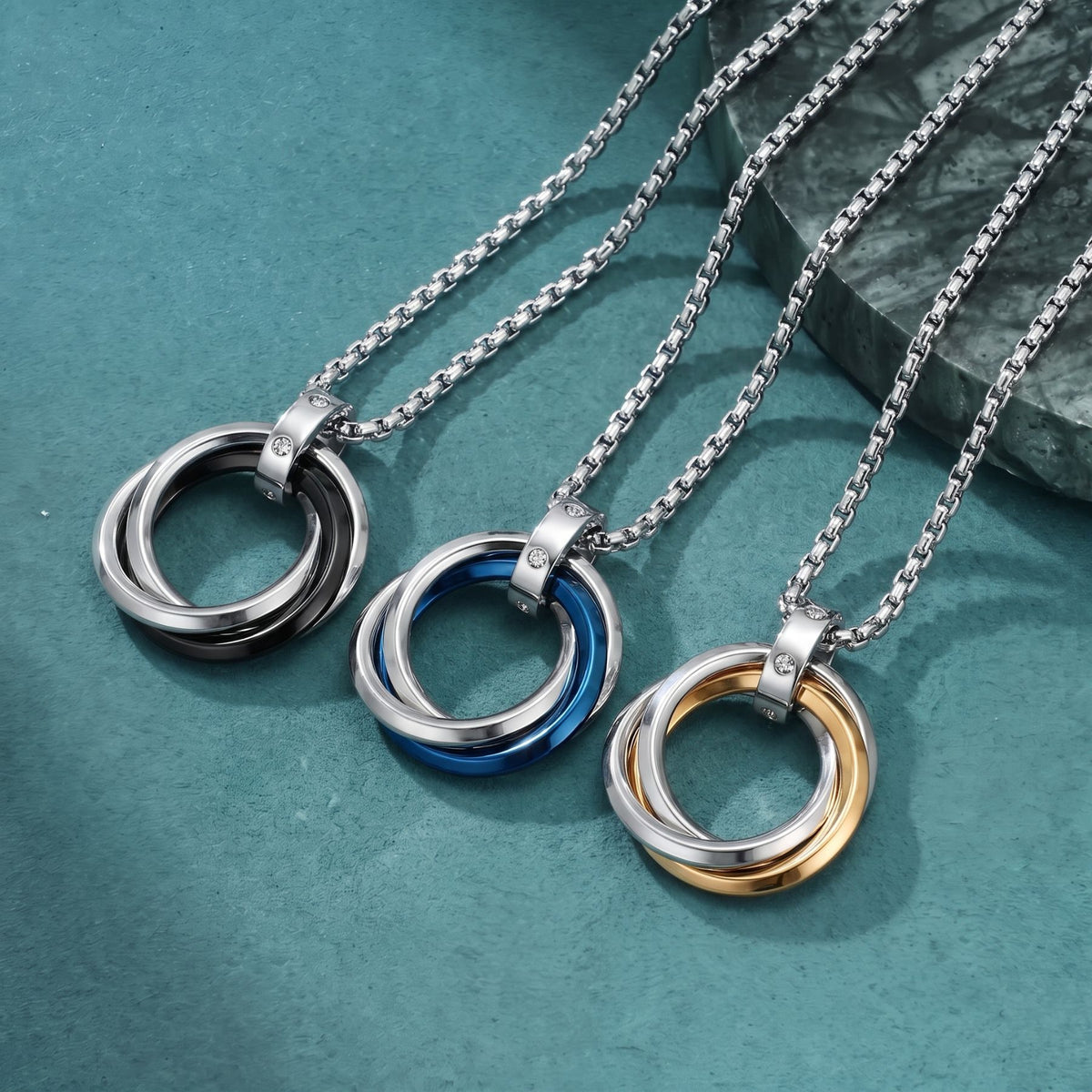 Collier pendentif triple anneaux entrelacés pour homme, en acier inoxydable, design circulaire avec cristaux et finitions colorées